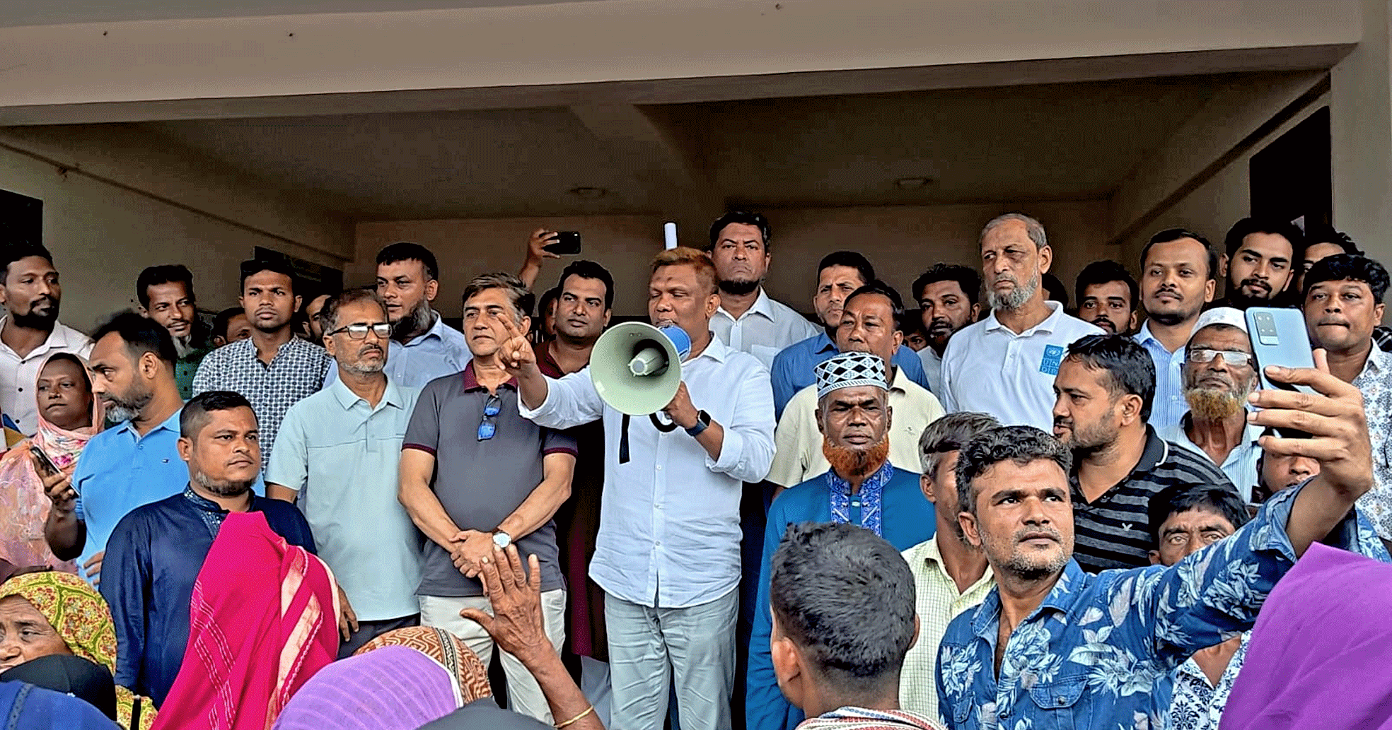লামায় বন্যাদুর্গত ক্ষতিগ্রস্ত অসহায় ও দুস্থ মানুষের পাশে জাবেদ রেজা