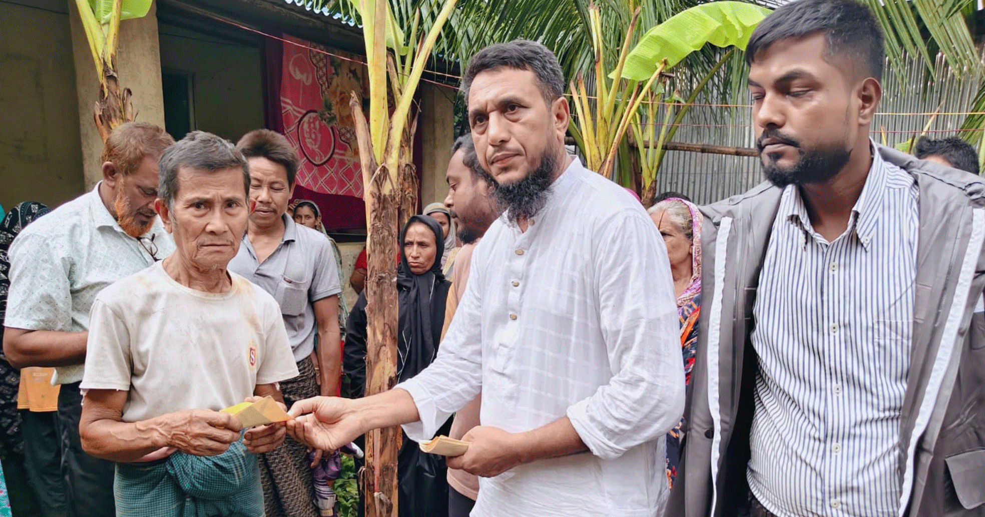 লামায় বন্যাদুর্গত পরিবারের মাঝে আইয়ুব আলী কোম্পানির নগদ অর্থ বিতরণ