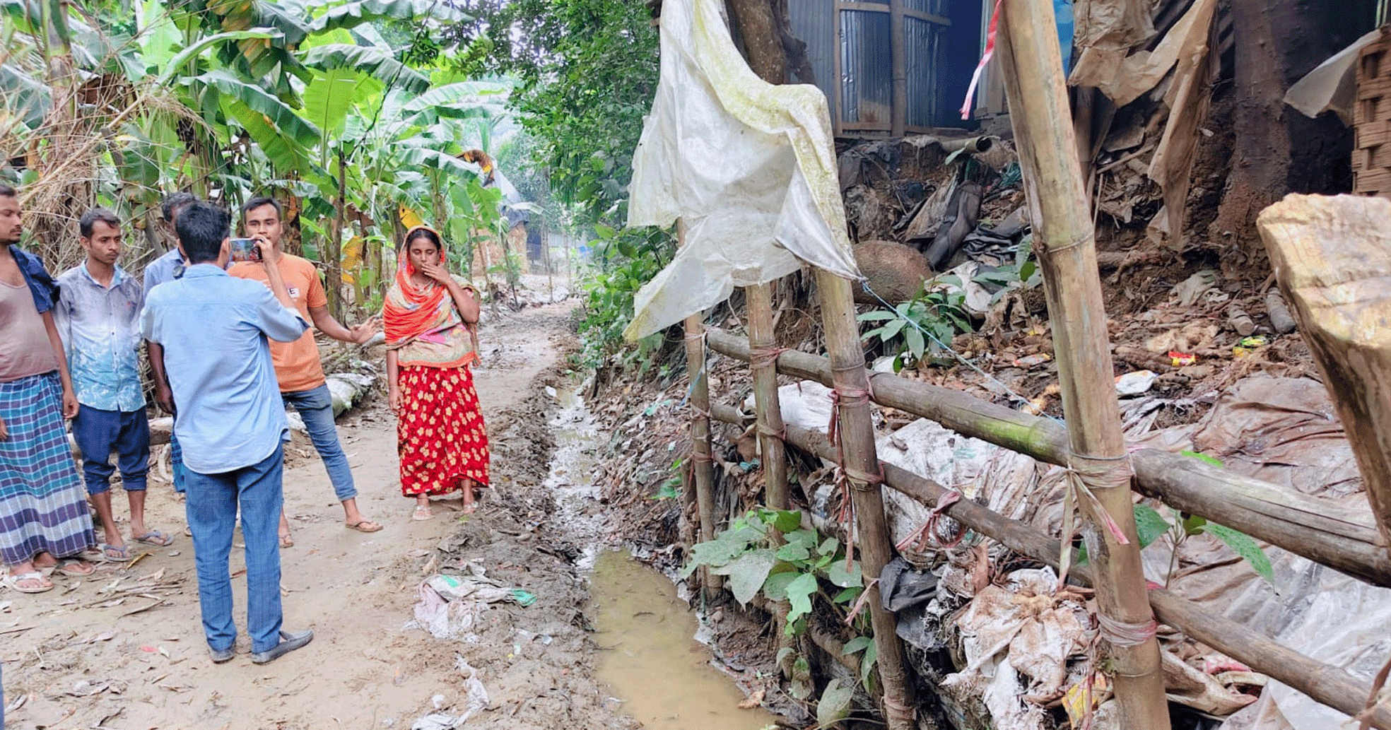 লামায় বসতবাড়ি ও দোকান রক্ষায় পাহাড় কাটা বন্ধের দাবিতে থানায় অভিযোগ