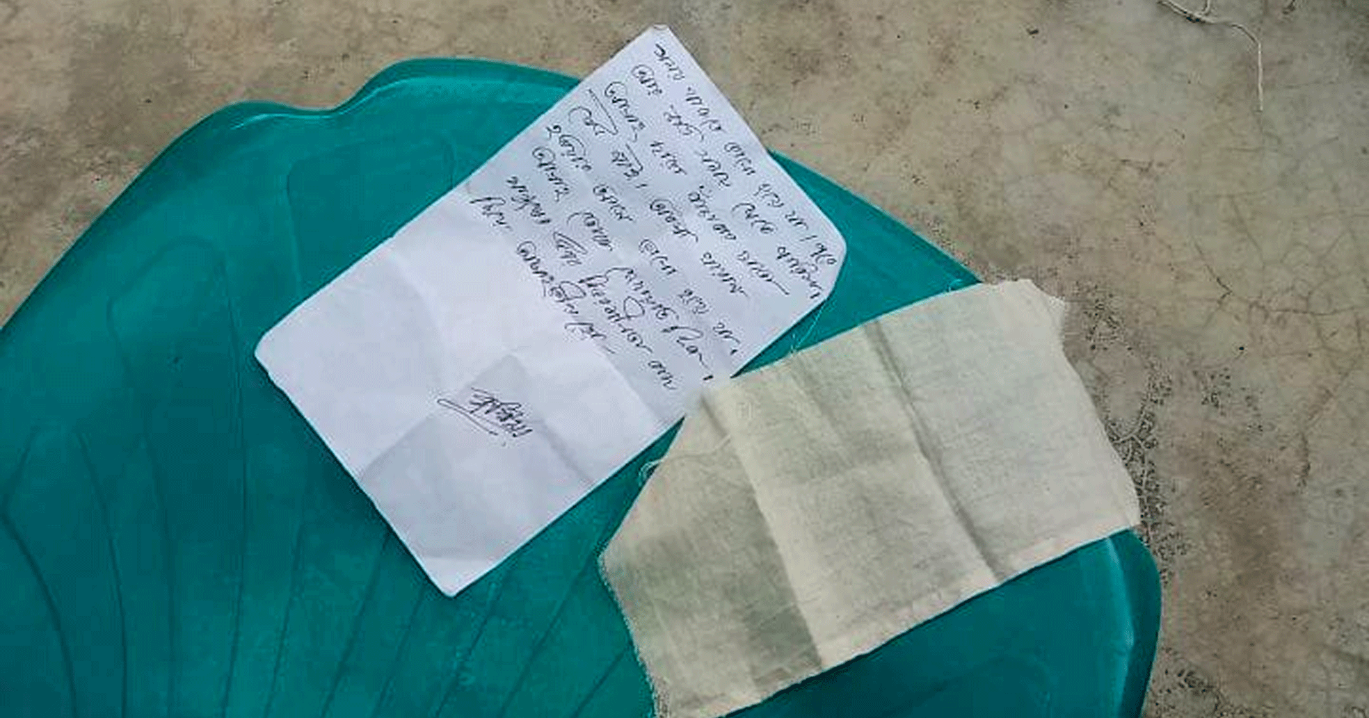 সময় থাকতে ভালো হয়ে যা! দরজার সামনে কাফনের কাপড় ও হুমকিমূলক চিরকুট