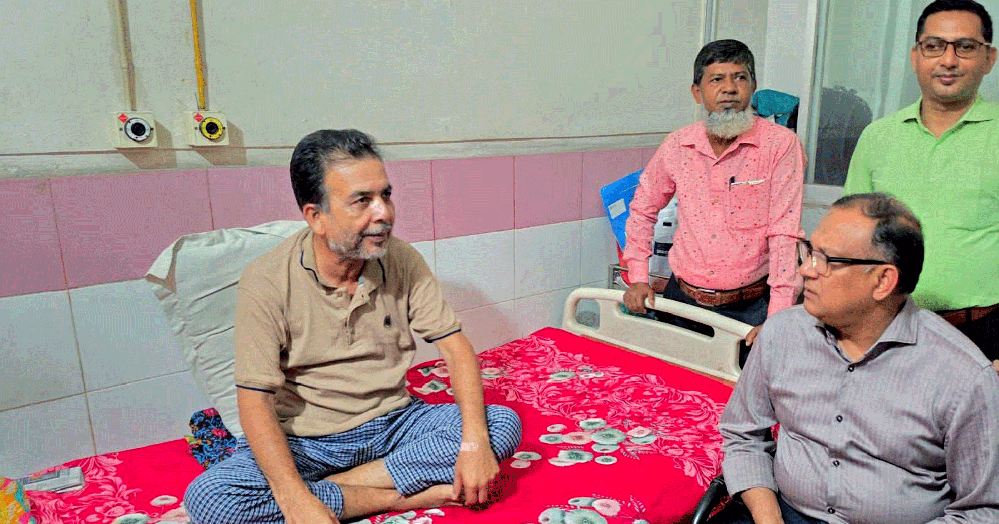 চিকিৎসাধীন সিনিয়র সাংবাদিক শাহ আলমকে দেখতে হাসপাতালে বস্ত্র ও পাট প্রতিমন্ত্রী শরীফুল আলম