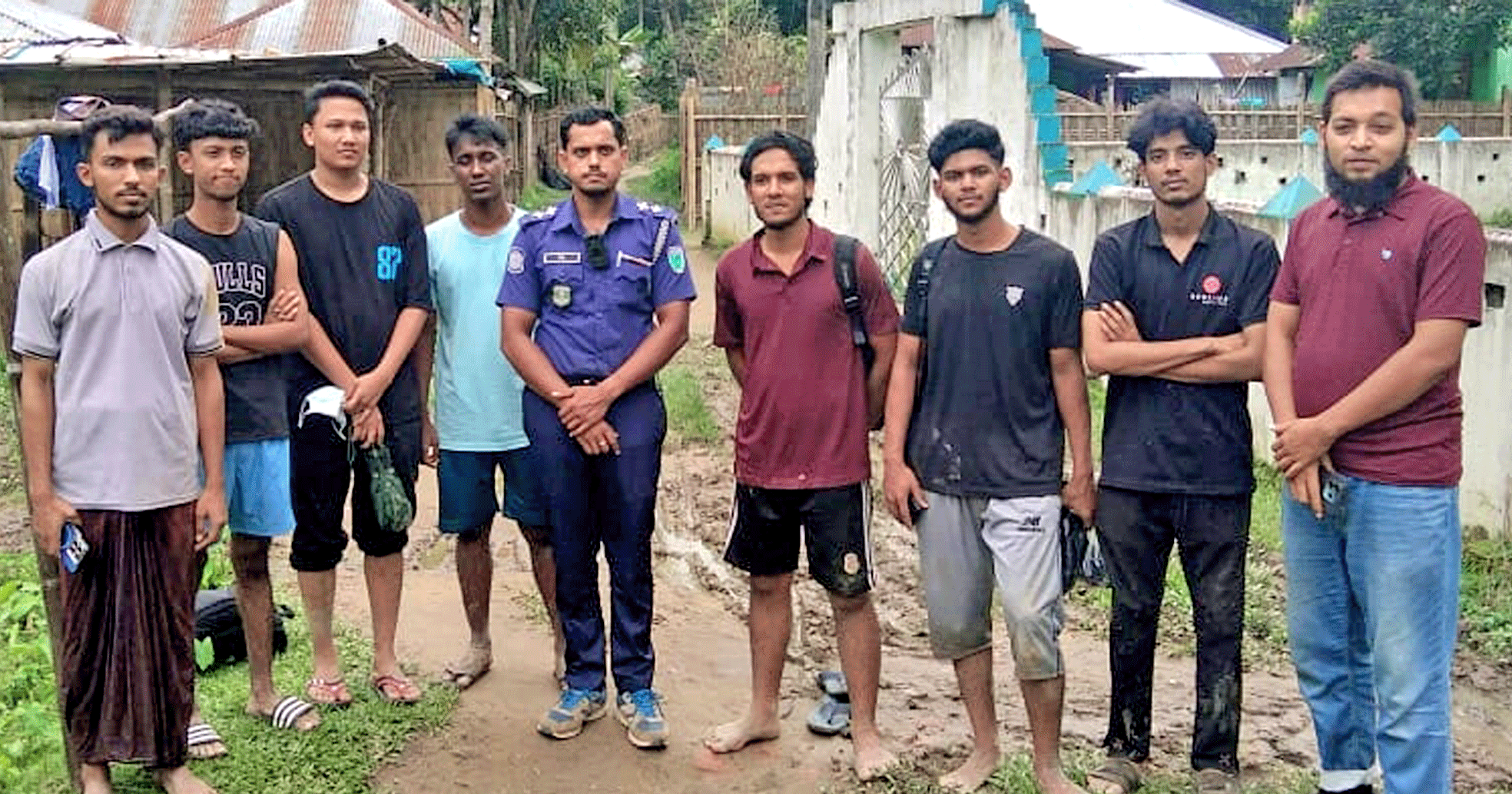 ৯৯৯-এ কলের পর হামহাম জলপ্রপাতে আটকে পড়া ১০ পর্যটককে উদ্ধার করল পুলিশ ও ফায়ার সার্ভিস