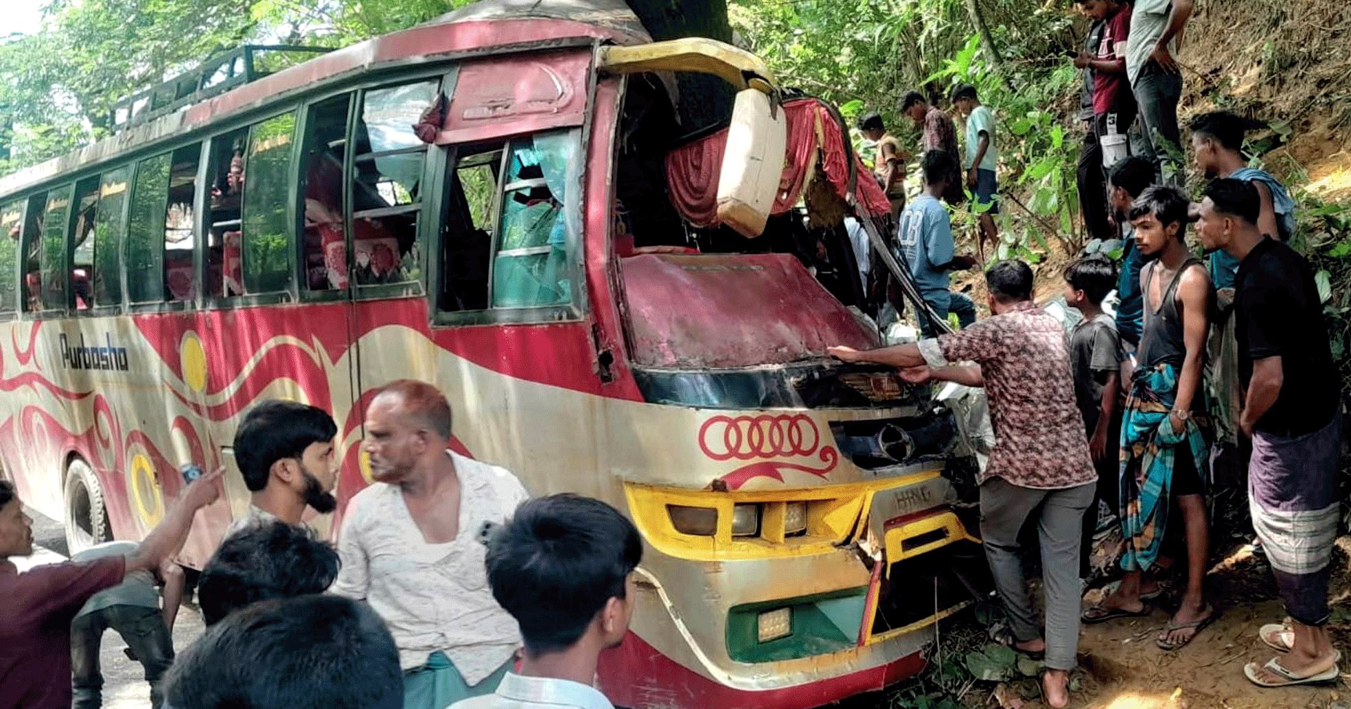 আলীকদমে বাস দুর্ঘটনায় হেলপার নিহত, আহত ১১