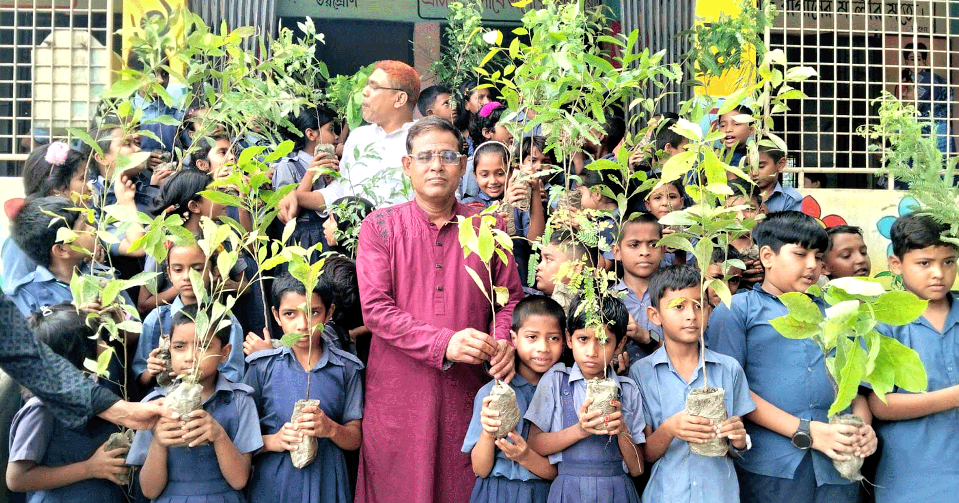 নলডাঙ্গায় ৫ নম্বর ইউপি চেয়ারম্যান পদপ্রার্থী হাসিনুরের উদ্যোগে শিক্ষার্থীদের মাঝে ৩০০ বৃক্ষচারা বিতরণ