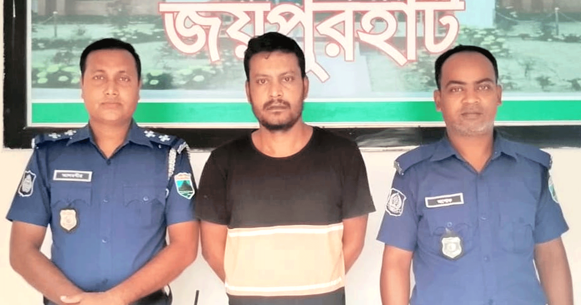 ওসি পাকড়াও করলেন ইয়াবা ব্যবসায়ীকে, পকেটে মিলল ১৭ পিস ইয়াবা