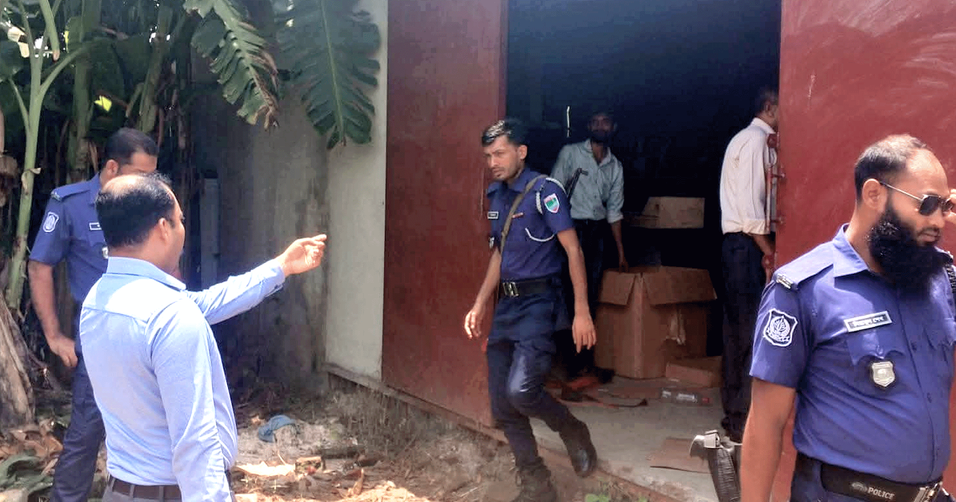 কুষ্টিয়ার দৌলতপুরে অবৈধ সিগারেট কারখানায় অভিযান, জব্দ সাড়ে ২৫ লাখ শলাকা নকল সিগারেট