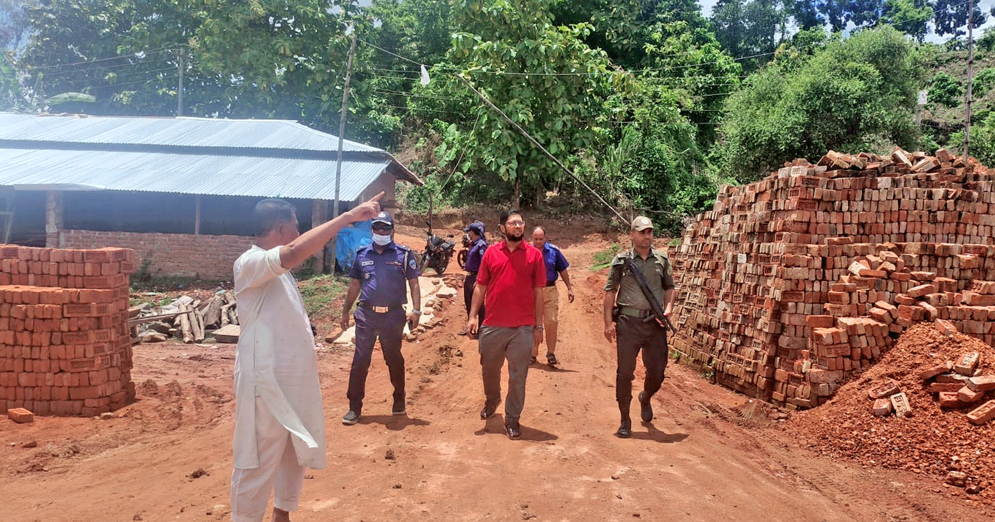 খবর প্রকাশের পর লামার ফাইতংয়ে অবৈধভাবে পাহাড় কাটায় ৫ ইটভাটাকে সাড়ে ৩ লাখ টাকা জরিমানা