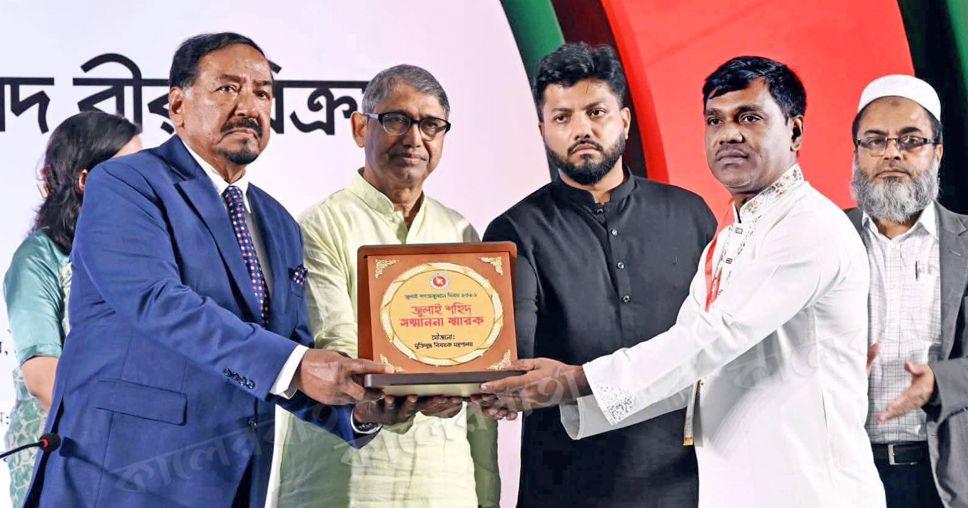 জুলাই গণঅভ্যুত্থান দিবস ২০২৬: রাষ্ট্রীয় আয়োজনে শহিদ পরিবার ও জুলাই যোদ্ধাদের সম্মাননা, স্মারক তুলে দিলেন ভারপ্রাপ্ত রাষ্ট্রপতি