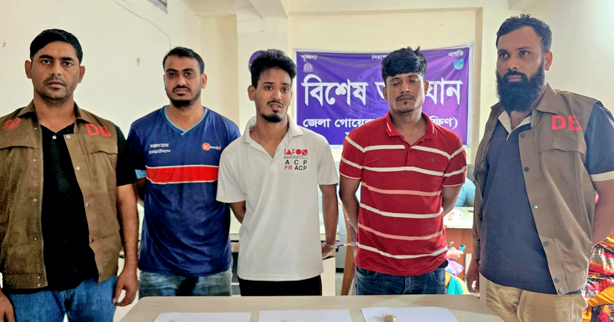 ঢাকা জেলা ডিবির অভিযানে হেরোইন, গাঁজা ও ইয়াবাসহ ৫ মাদক কারবারি গ্রেপ্তার