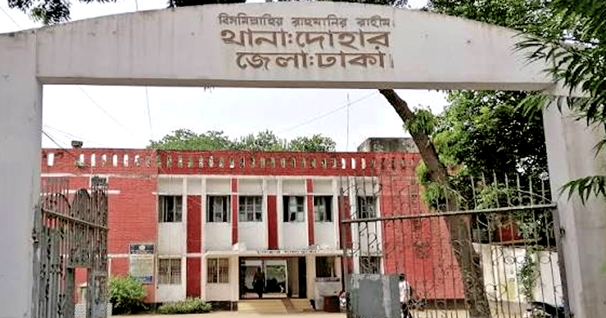 দোহারে পুলিশের সাঁড়াশি অভিযানে পরোয়ানাভুক্ত আসামিসহ ১৬ জন আটক