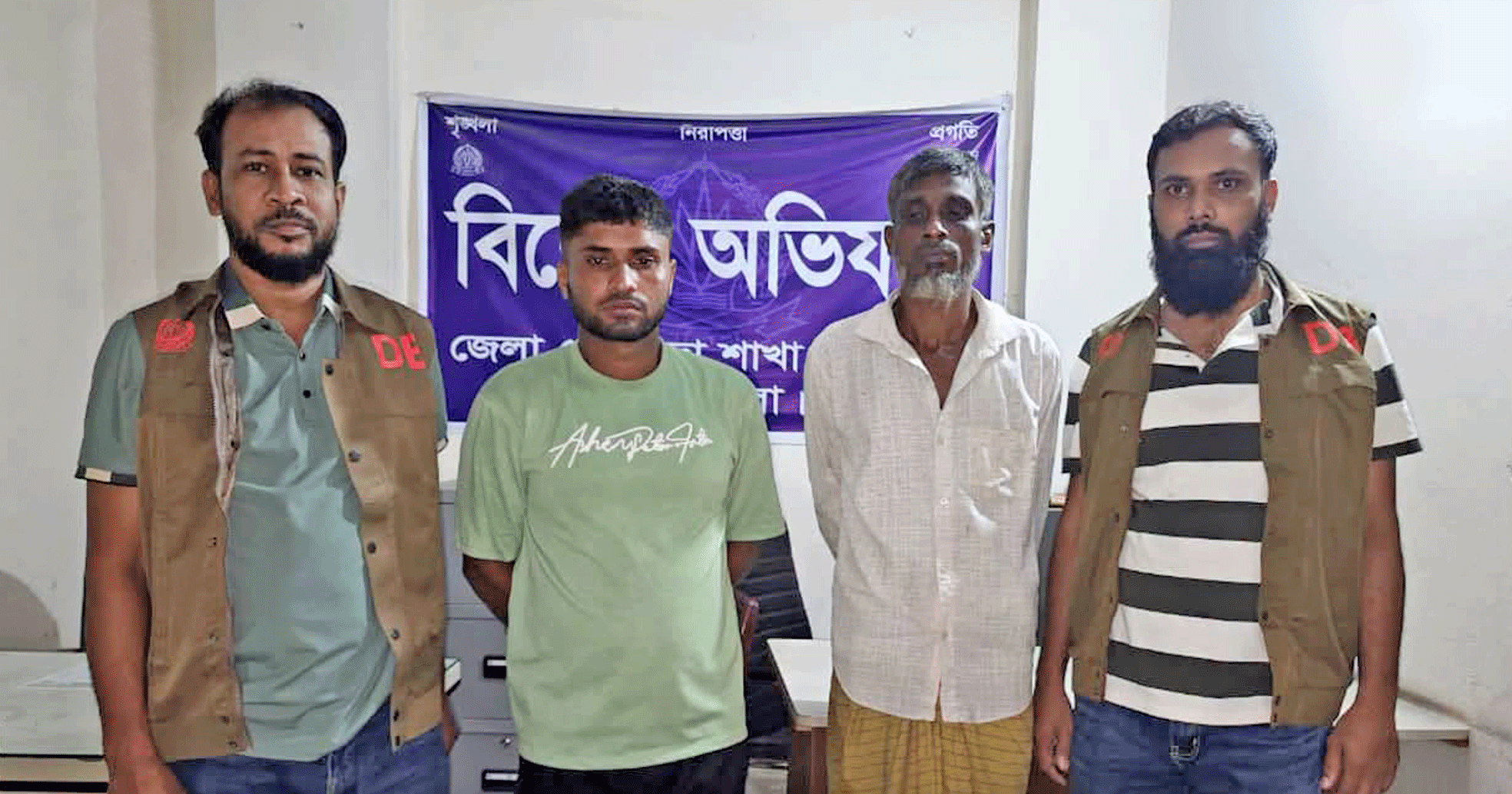 নবাবগঞ্জে ৫০ পিস ইয়াবাসহ দুই মাদক ব্যবসায়ী গ্রেপ্তার