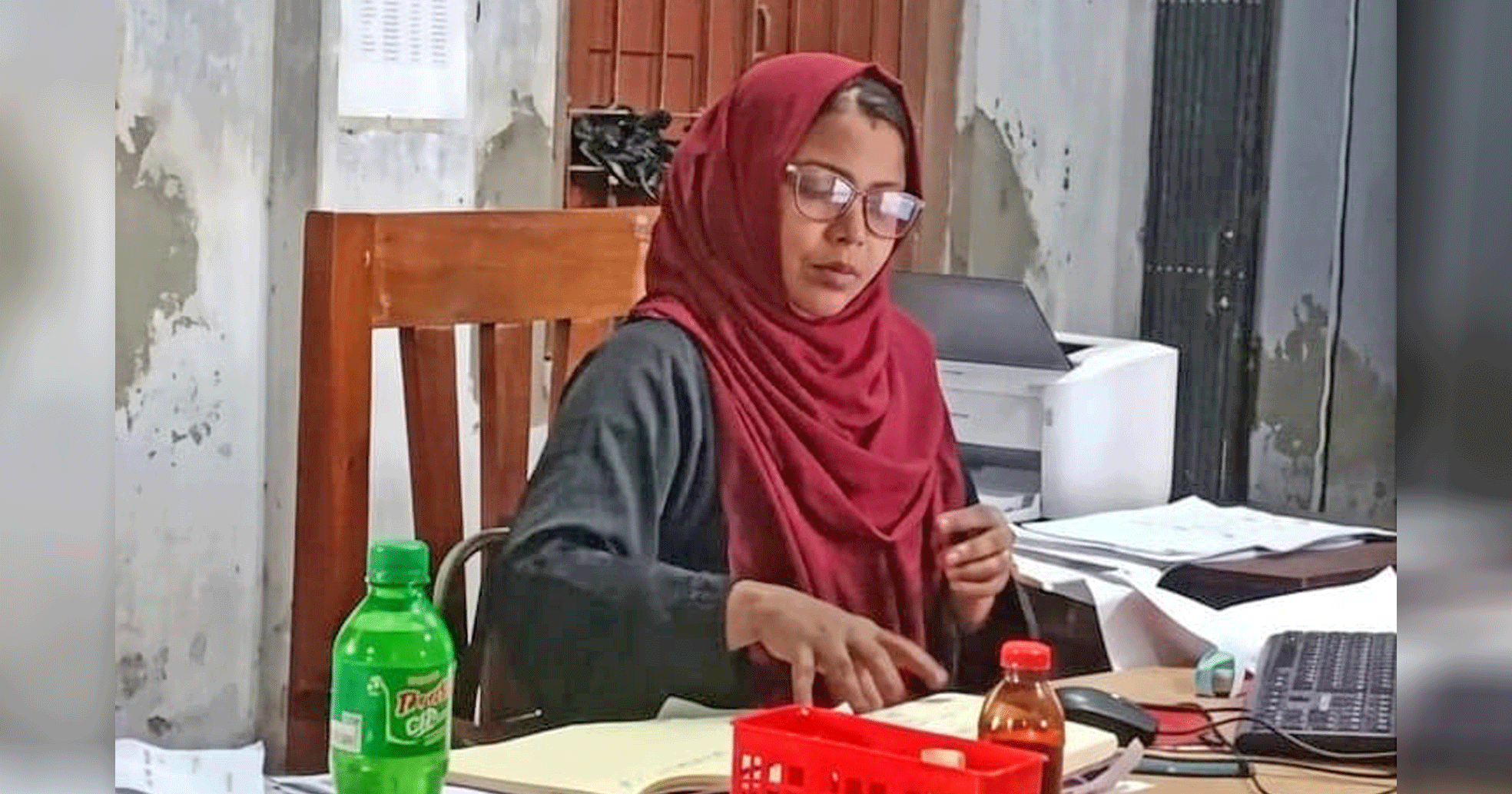 অবশেষে ইউনিয়ন ভূমি সহকারী কর্মকর্তা নাছিমা আক্তারকে তার কর্মস্থল থেকে অবমুক্ত করেছে প্রশাসন