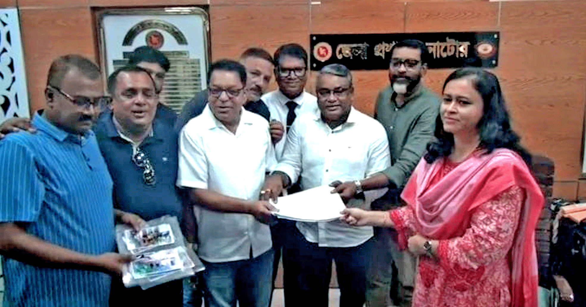 নাটোরে শিশুপার্ক ও গ্রন্থাগার স্থাপনের দাবিতে জেলা প্রশাসককে স্মারকলিপি