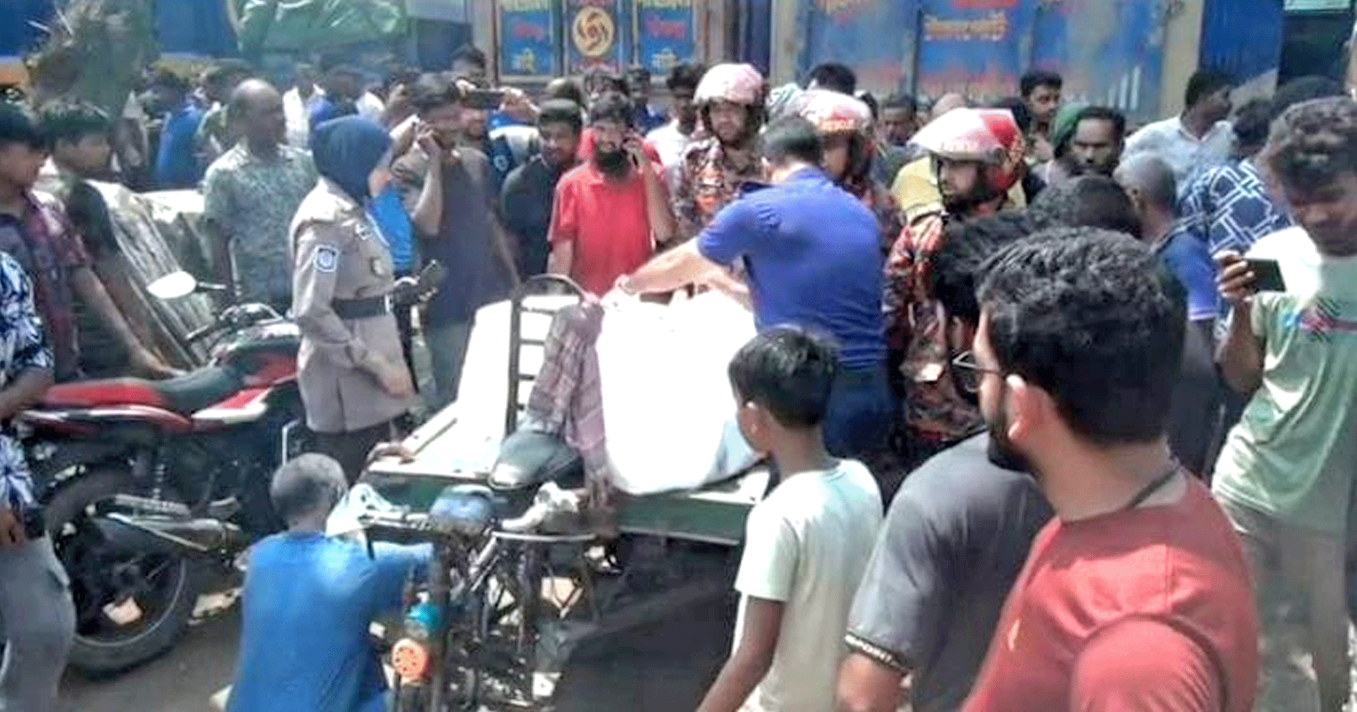 নাটোরের হরিশপুরে বাসচাপায় দুইজন নিহত