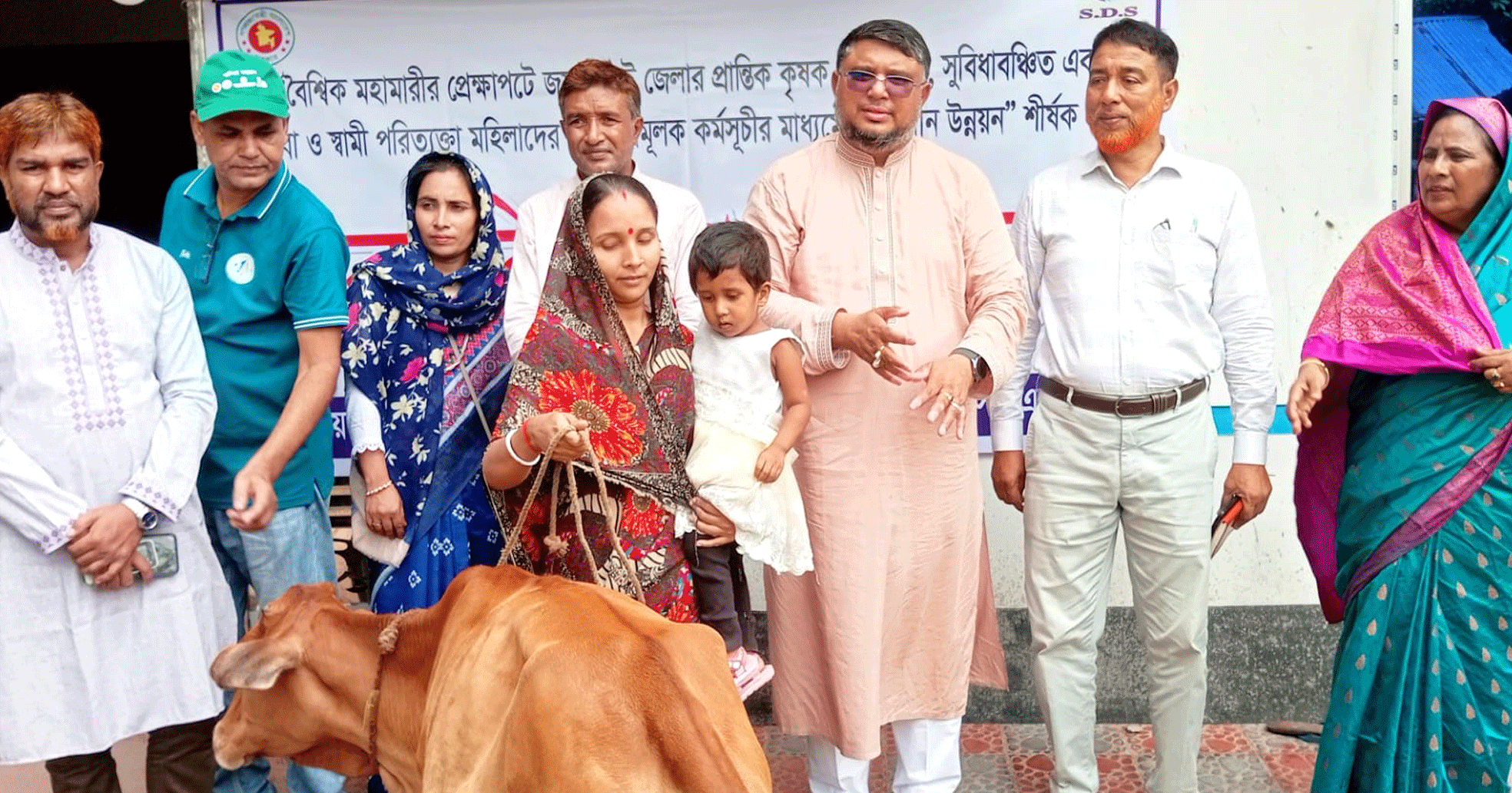 পাঁচবিবিতে এসডিএসের উদ্যোগে ২৮টি পরিবারের মাঝে গরু বিতরণ