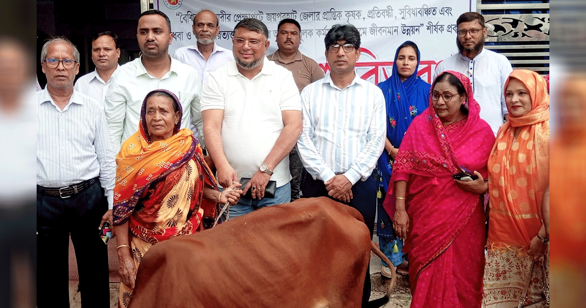 পাঁচবিবিতে গরু বিতরণ করল এসডিএস