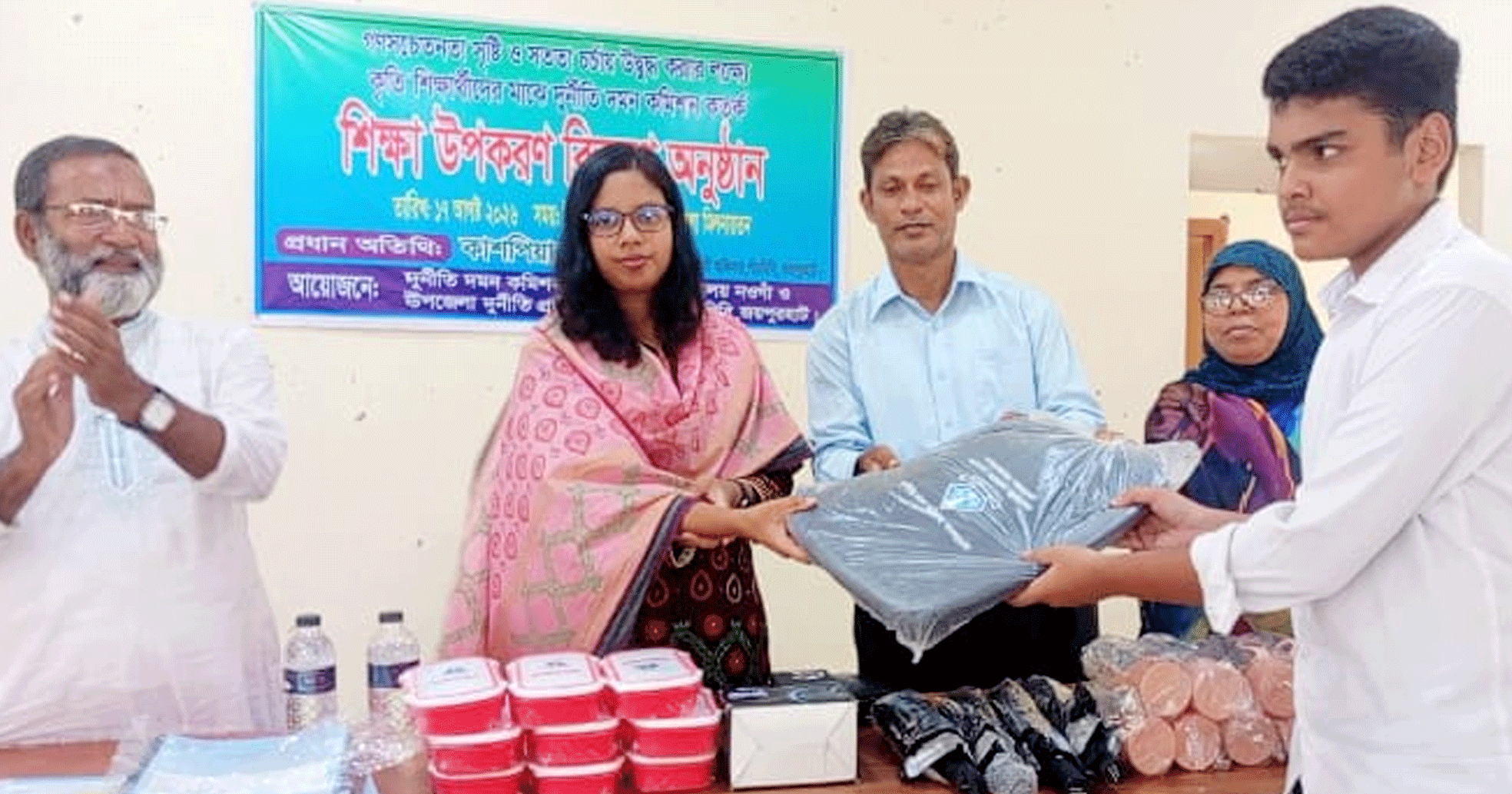 পাঁচবিবিতে দুদকের উদ্যোগে কৃতি শিক্ষার্থীদের মাঝে শিক্ষা উপকরণ বিতরণ