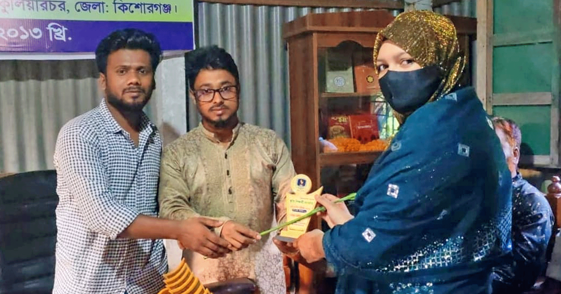 ফুল ও ক্রেস্টে ভাসল মেধাবীরা, প্রেরণার আলো ছড়ালেন রত্নগর্ভা মায়েরা; আমোদপুরে বর্ণাঢ্য সংবর্ধনা