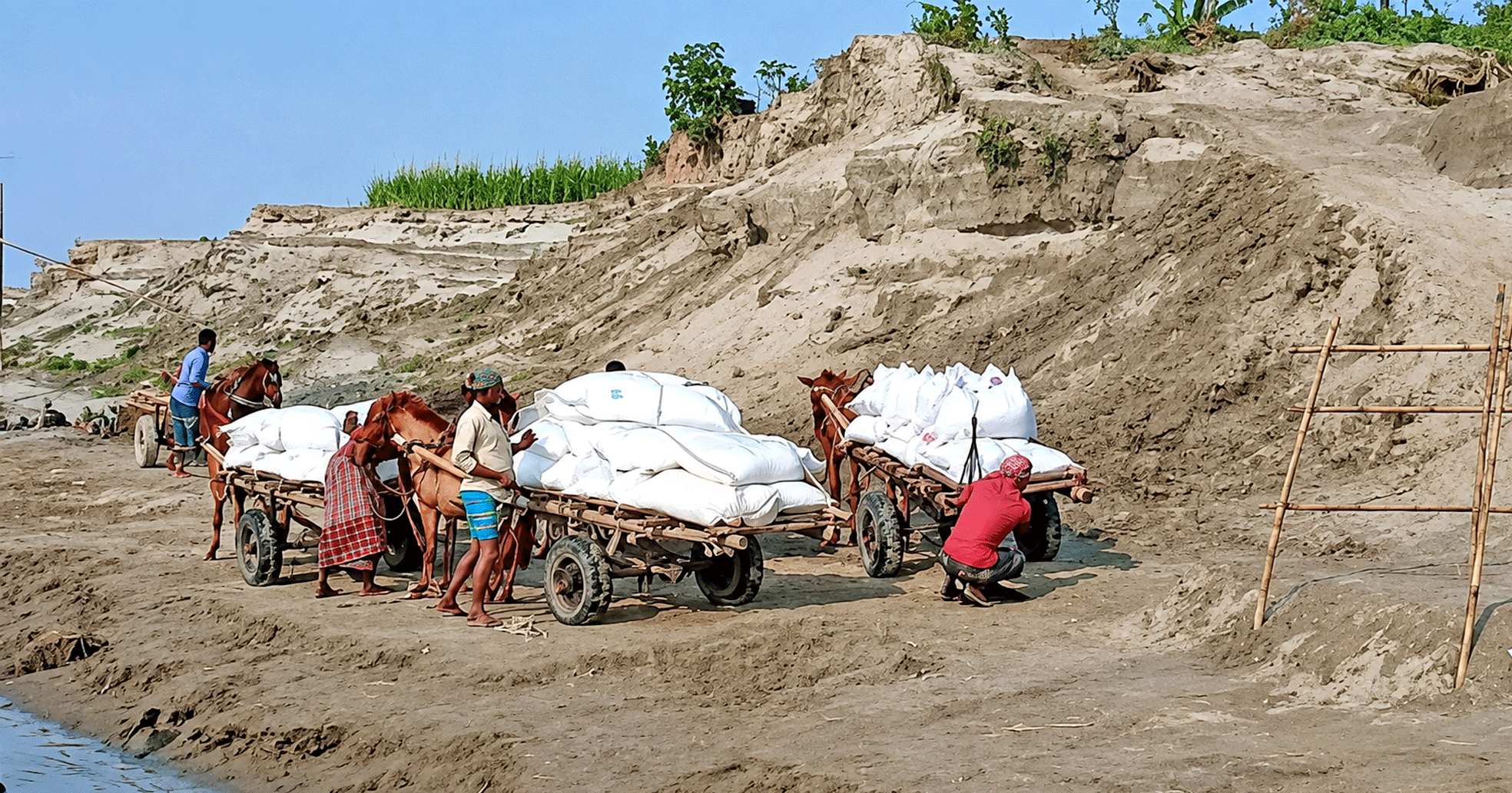 ফুলছড়িতে গুদাম থেকে দোকানে যাওয়ার আগেই সার বিক্রির অভিযোগ, দুর্বল মনিটরিং নিয়ে প্রশ্ন