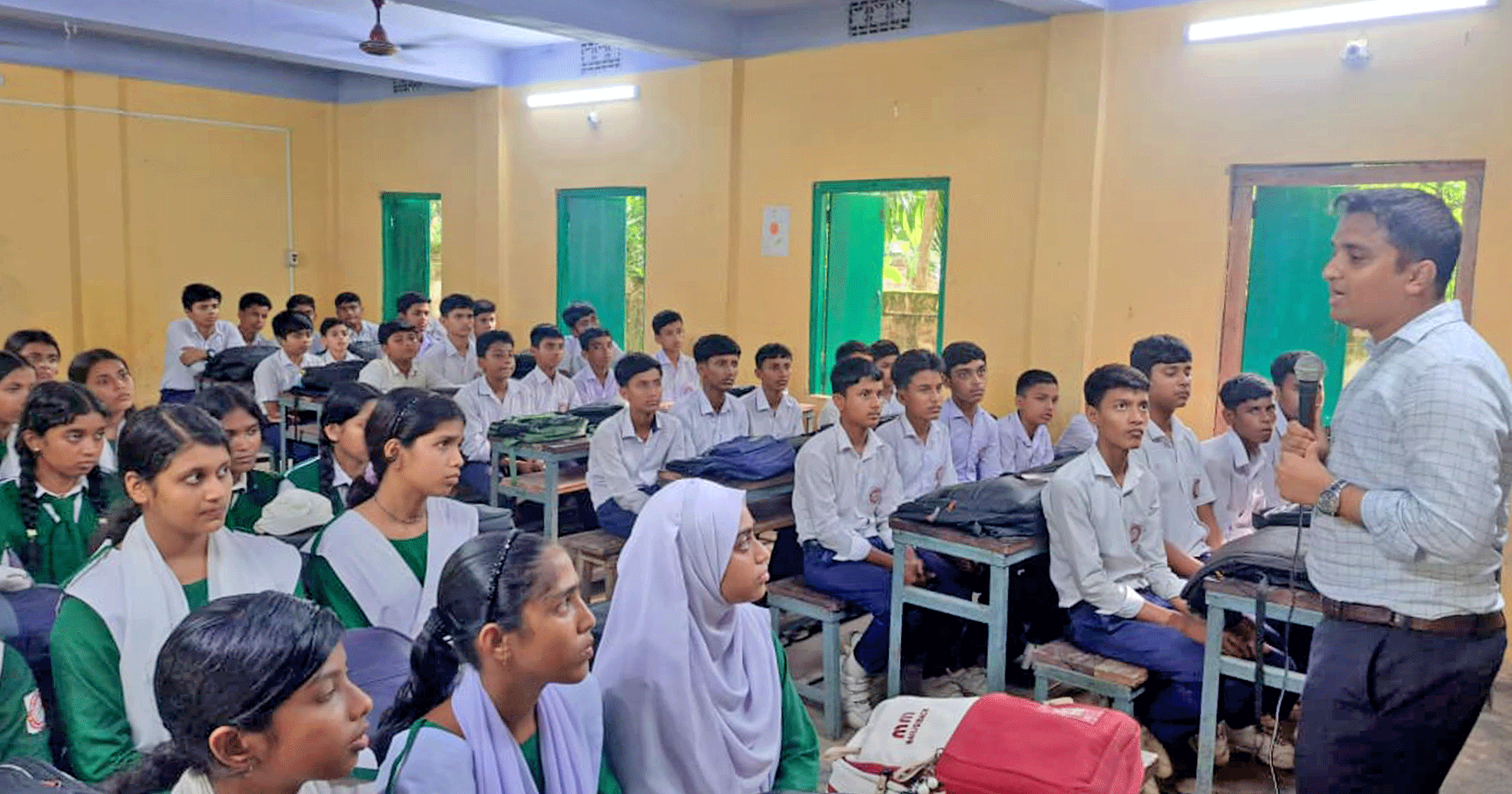 বই পড়াতে শিক্ষার্থীদের কাছে যাচ্ছে প্রশাসন