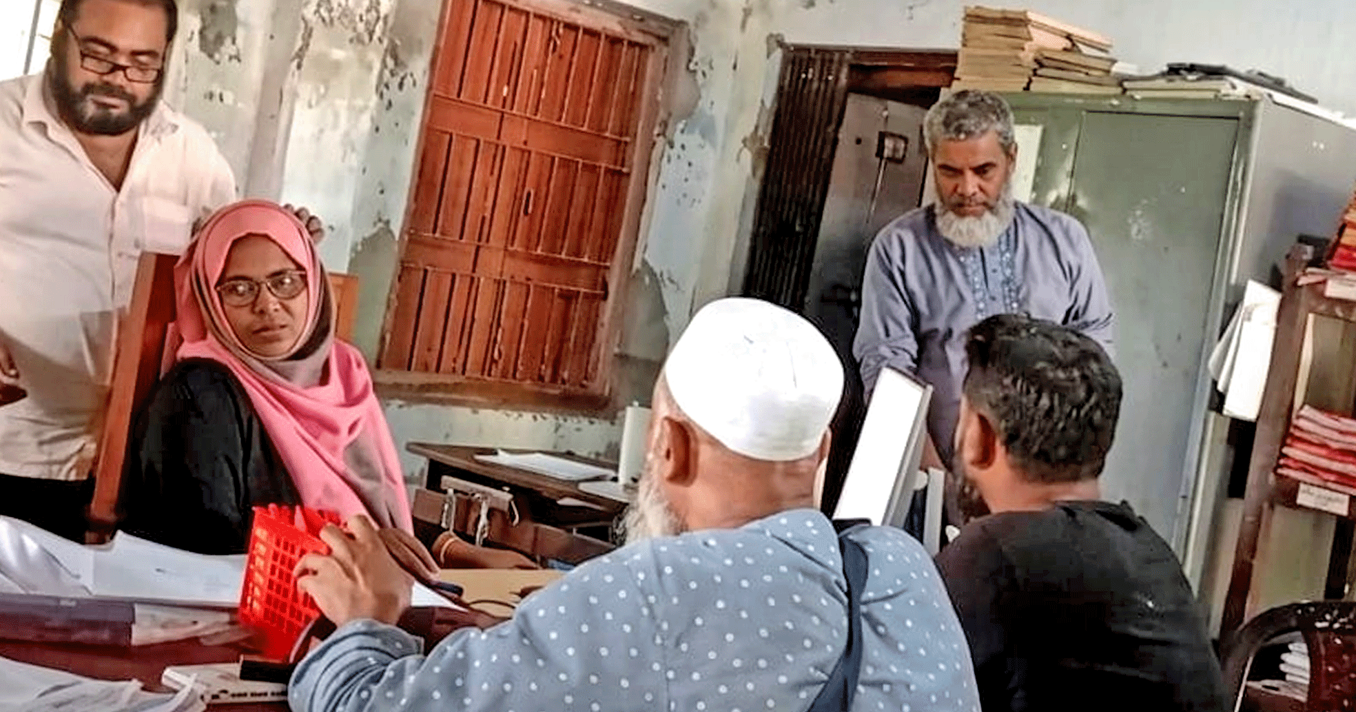 স্ট্যান্ড রিলিজের আদেশের পরও বহাল তবিয়তে গোবরিয়া আব্দুল্লাহপুর ইউনিয়ন ভূমি সহকারী কর্মকর্তা নাছিমা আক্তার, খুঁটির জোর কোথায়?