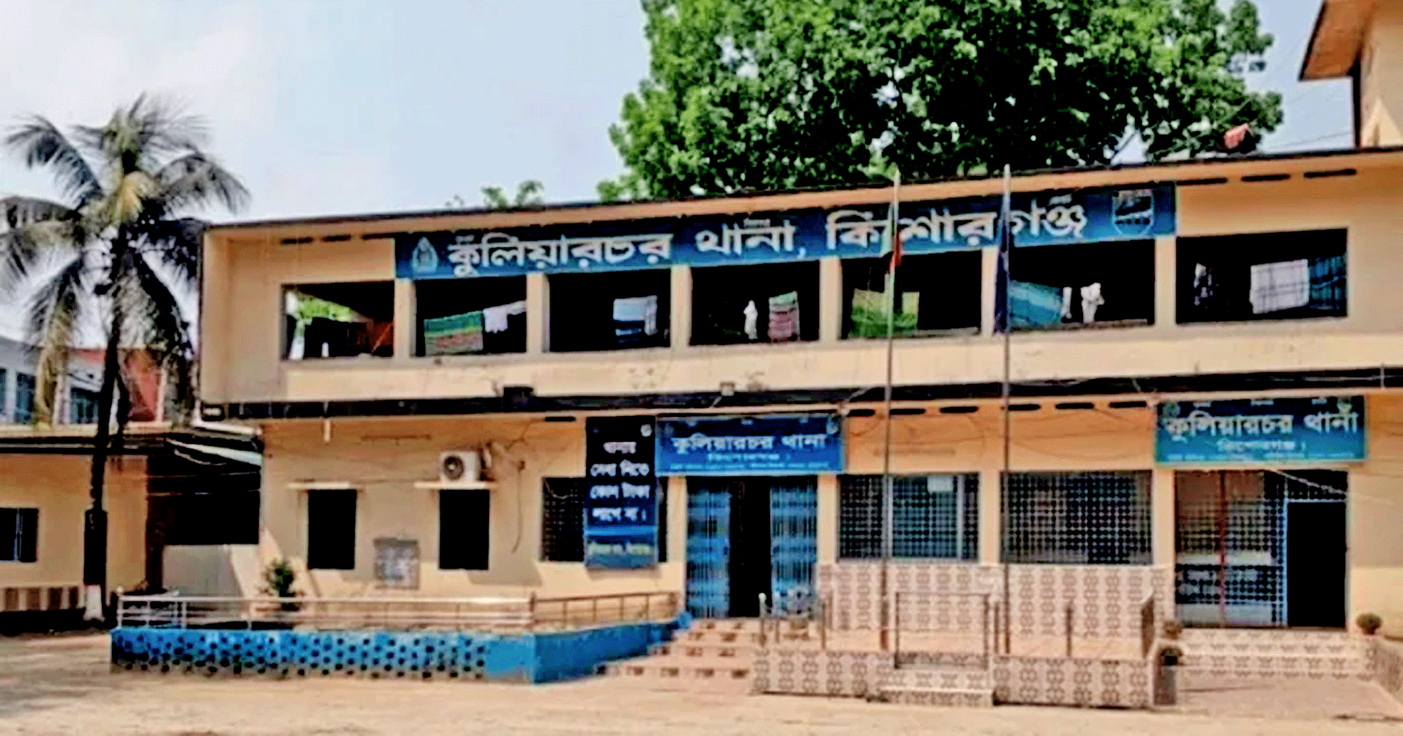 ফেসবুকে তোলপাড়; কুলিয়ারচরে বিপুল পরিমাণ মাদক, টাকা ও সোনা উদ্ধার করে ভাগ-বাটোয়ারার গুঞ্জন, ৩ দিনেও হয়নি মামলা