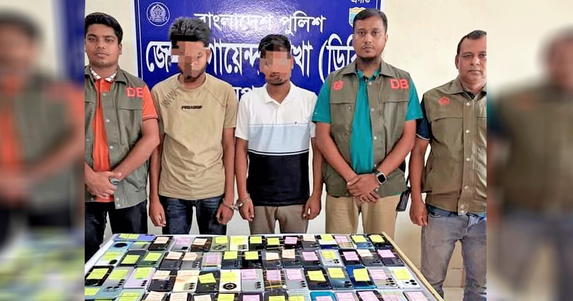 ভারতীয় মোবাইলসহ ২ জনকে আটক করেছে ডিবি পুলিশ