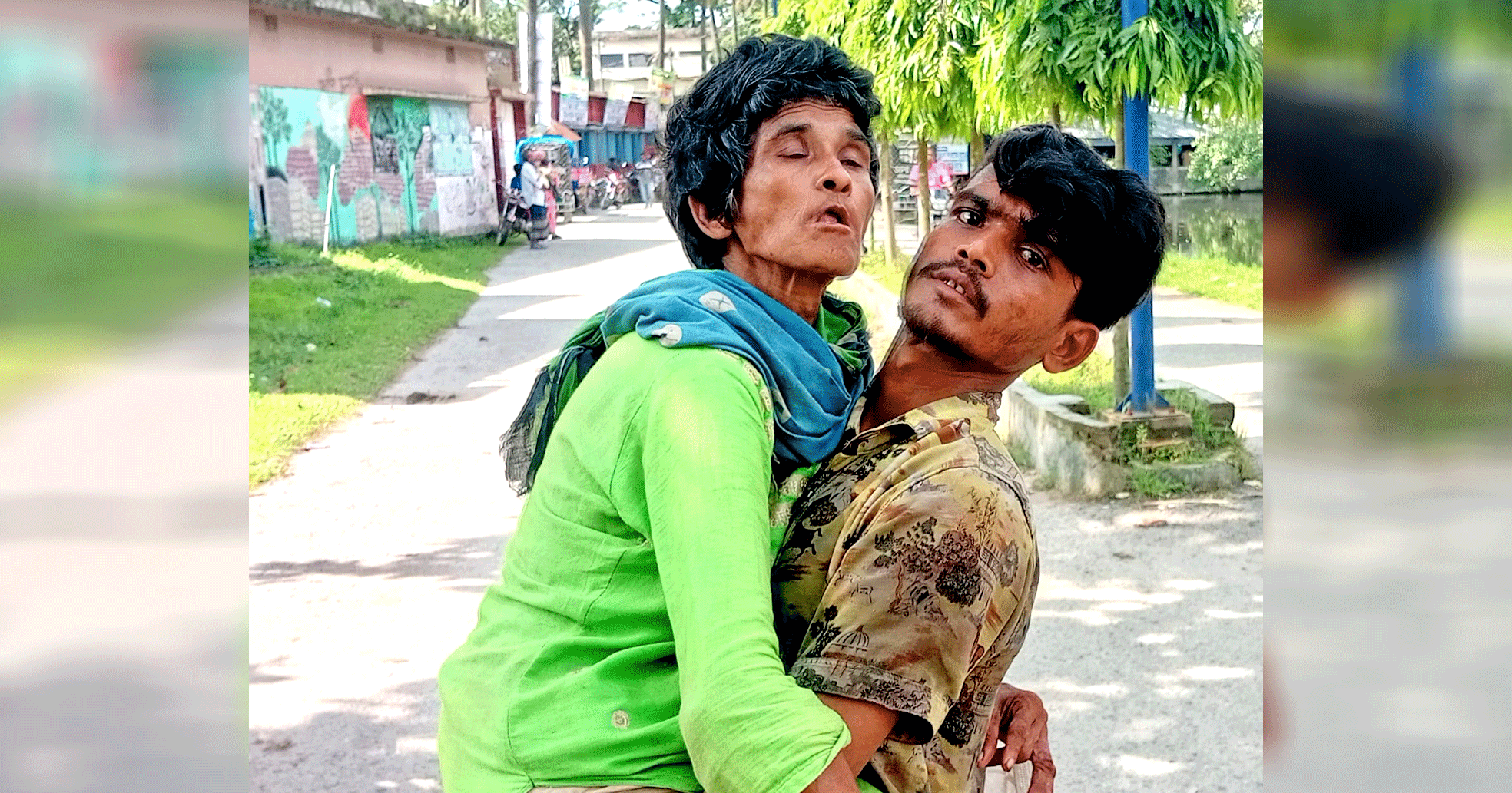 মাকে কাঁধে করে ছেলের ভিক্ষাবৃত্তি