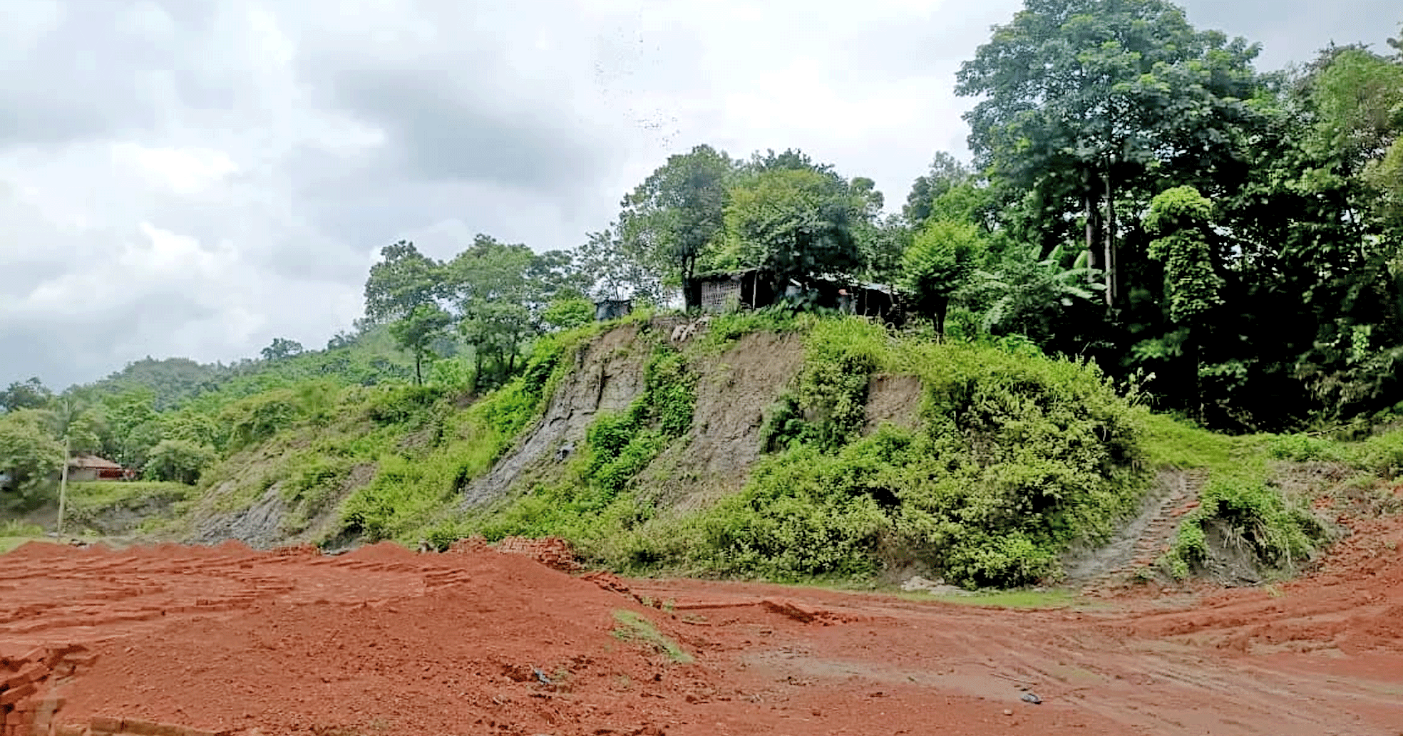 লামার ফাইতংয়ে দুই বোনের বিরুদ্ধে ভূমি জালিয়াতির অভিযোগ