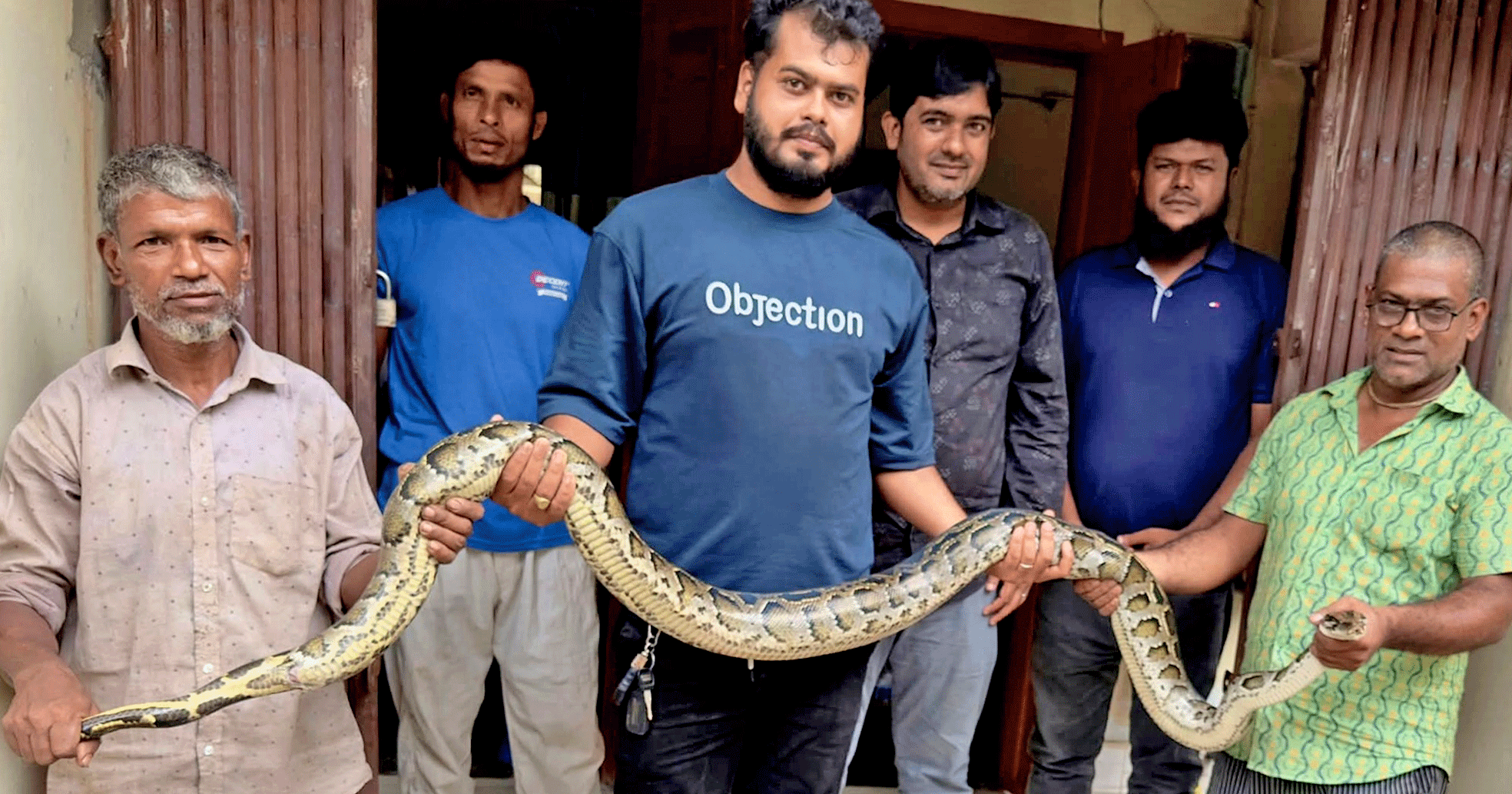শ্রীমঙ্গলে বসতবাড়ি থেকে ১০ ফুট লম্বা অজগর উদ্ধার