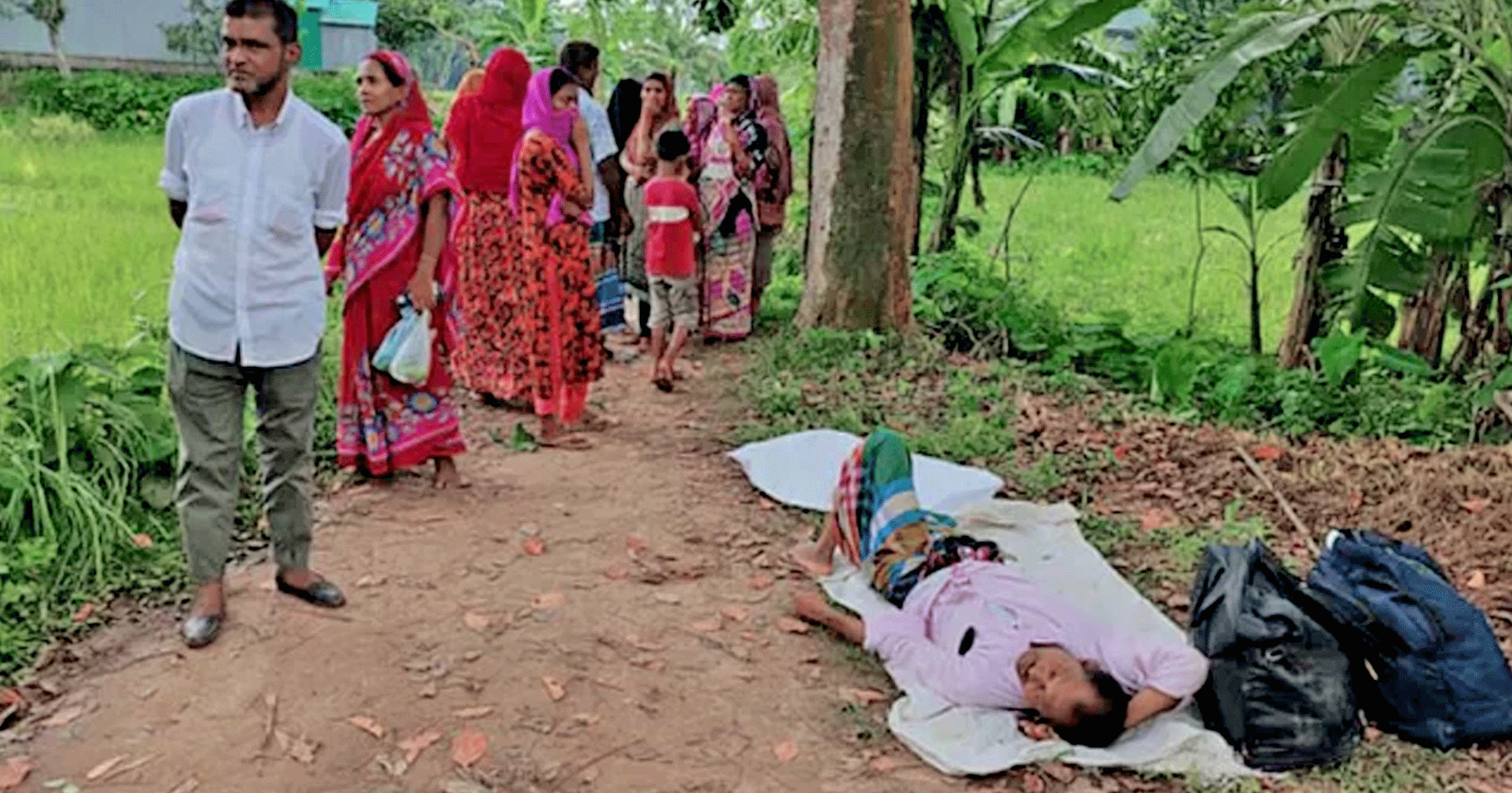 ১২ বছরের প্রবাসজীবনের পরিণতি! অসুস্থ জামালকে রাস্তার পাশে ফেলে গেলো স্ত্রী-সন্তান
