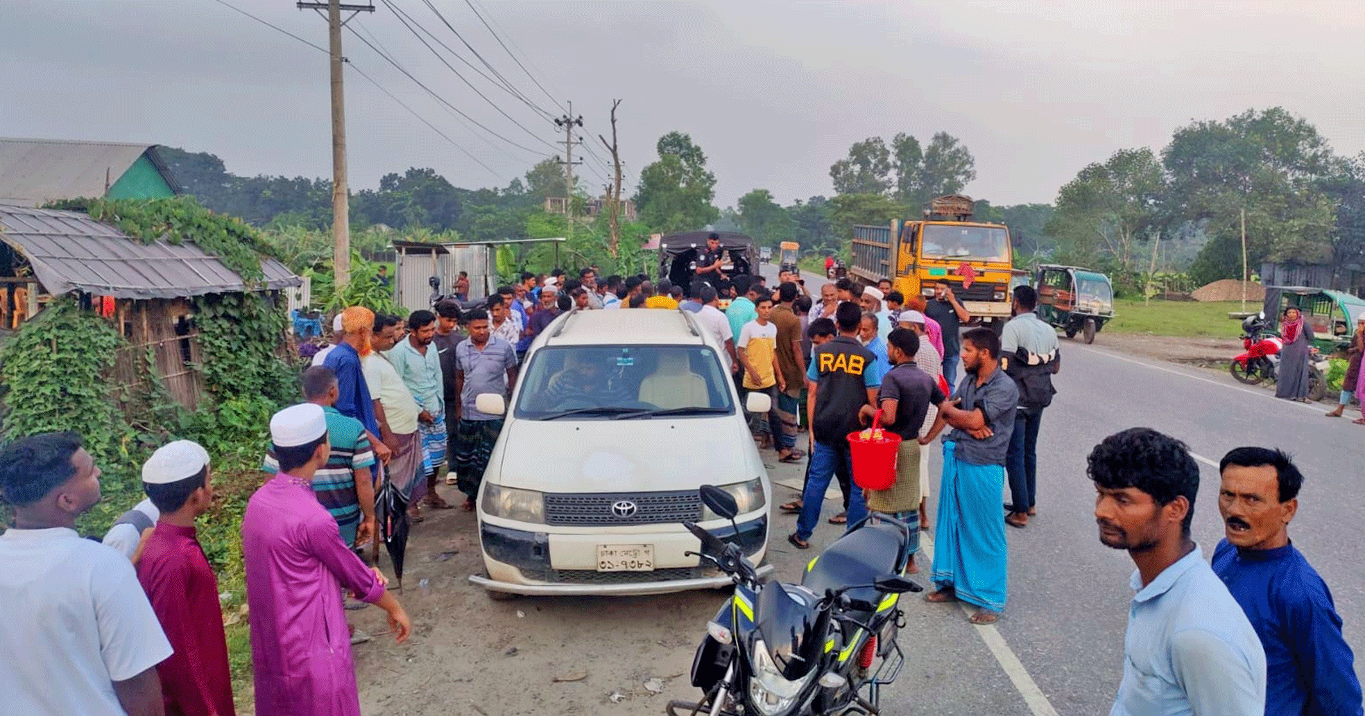 কুলিয়ারচরে র‍্যাবের অভিযানে ৪০ কেজি গাঁজাসহ আটক ১; ছবি ও ভিডিও ধারণে সাংবাদিকদের বাধা