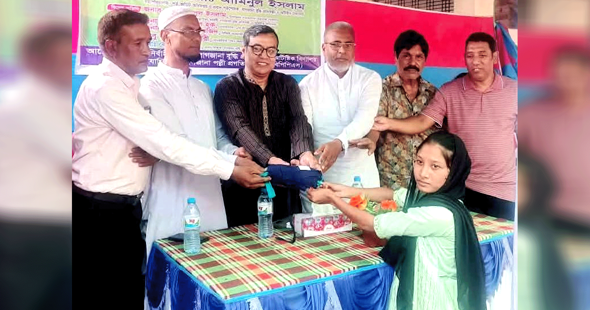 চাহিদাসম্পন্ন শিক্ষার্থীরা পেল স্কুল ড্রেস