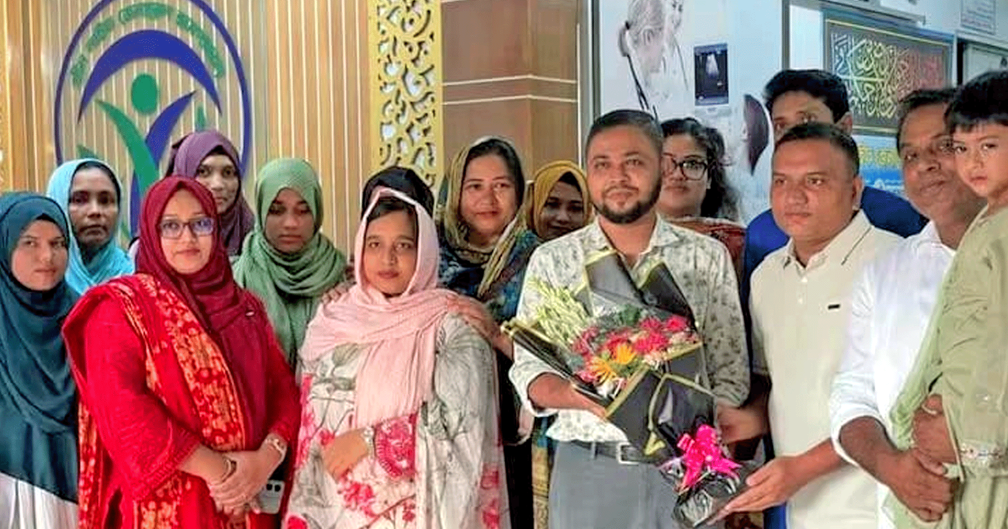 ডা. সাইফুজ্জামান অনকোলজিতে এমডি অর্জন করায় ফুলেল শুভেচ্ছা জানিয়েছে কুলিয়ারচরের গ্রীন লাইফ জেনারেল হাসপাতাল