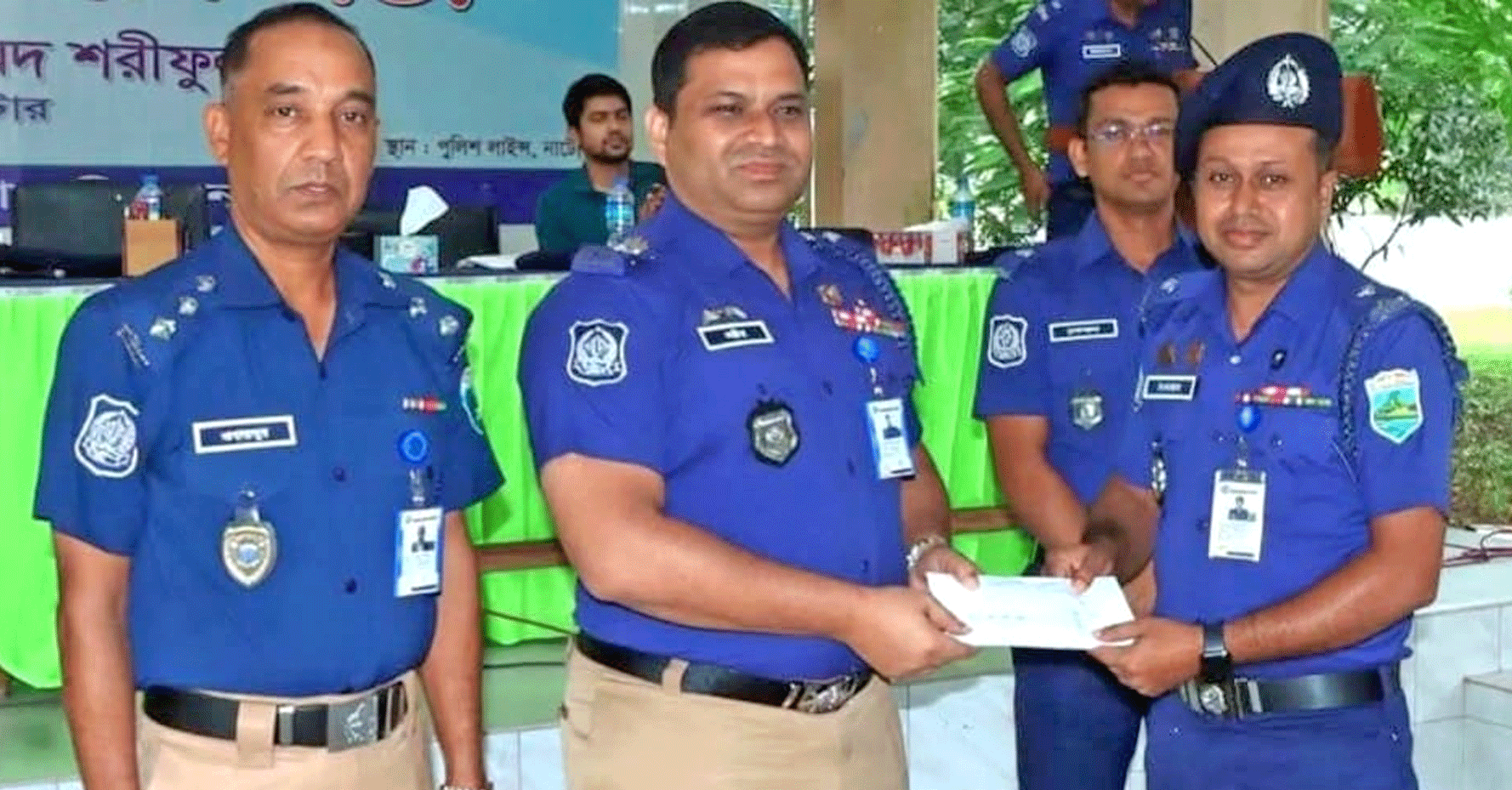 নাটোর পুলিশ সুপার কর্তৃক নলডাঙ্গা থানার ওসি মনোয়ার জাহানকে পুরস্কৃত