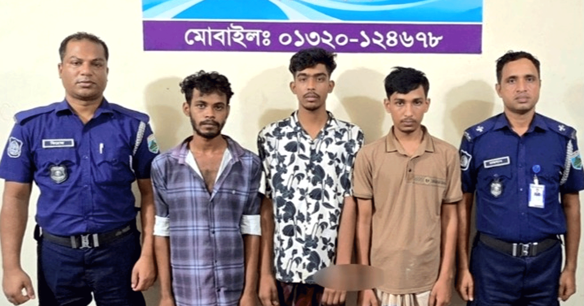 নাটোরে নারী কণ্ঠে ফাঁদে ফেলে প্রবাসীদের সাথে প্রতারণা- ২ টি মোবাইল জব্দ গ্রেপ্তার ৩