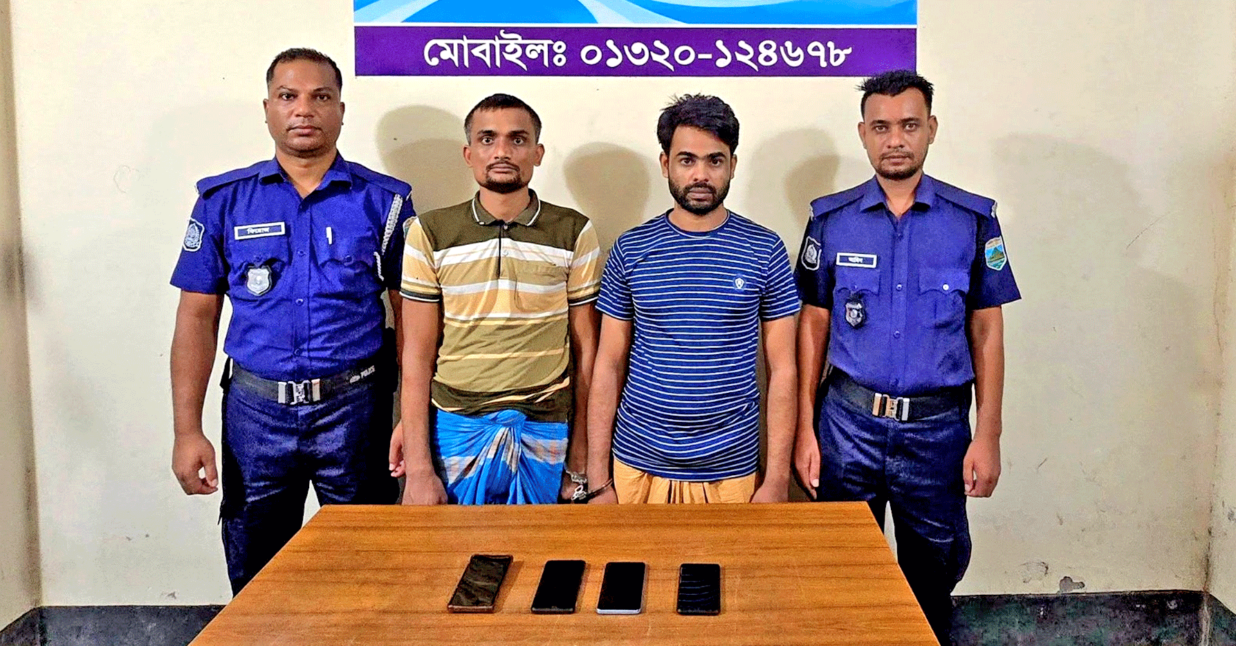 নাটোরে ফেসবুক-হোয়াটসঅ্যাপসহ সামাজিক যোগাযোগমাধ্যম হ্যাকিং চক্রের দুই সদস্য আটক