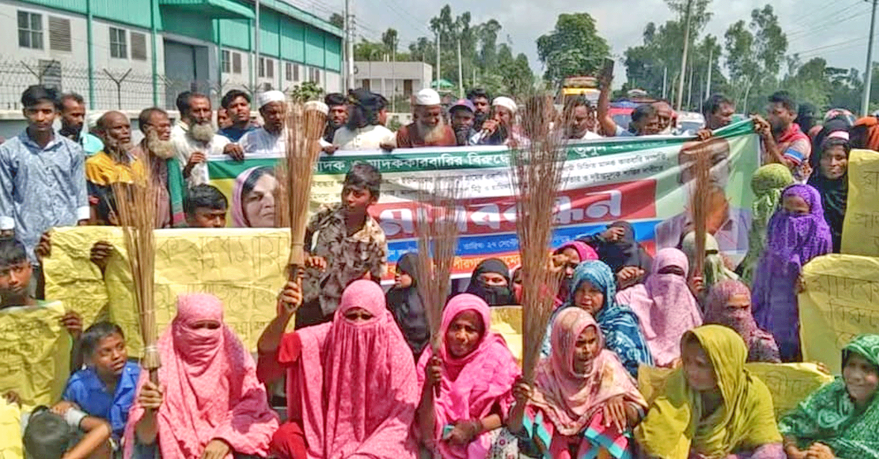 পলাশবাড়ীতে মাদককারবারিদের গ্রেপ্তার ও শাস্তির দাবিতে গ্রামবাসীর ঝাড়ু মিছিল, রাস্তা অবরোধ