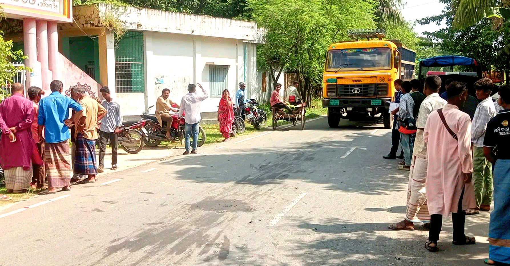 পাঁচবিবিতে বাসের ধাক্কায় মোটরসাইকেল আরোহী