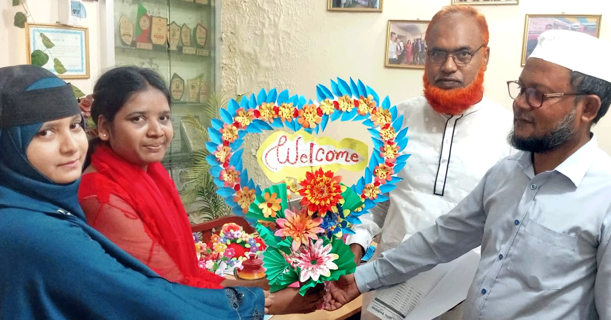 পাঁচবিবিতে শিক্ষককে শিক্ষার্থীর উপহার প্রদান