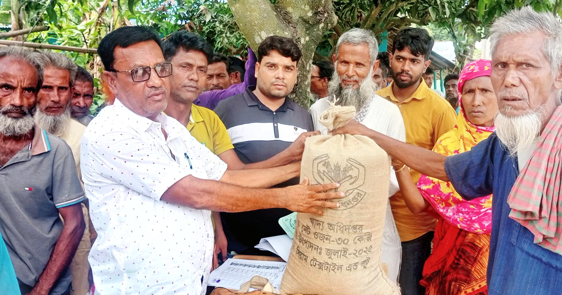 পাঁচবিবিতে ১০ হাজার পরিবার পেল স্বল্পমূল্যে চাল