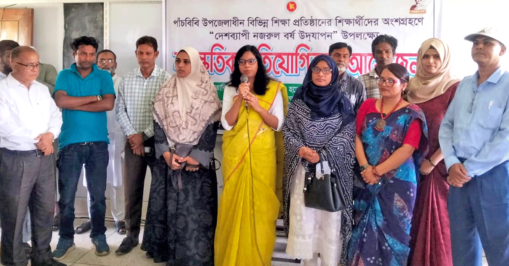 পাঁচবিবির ইউএনও নজরুল বর্ষের প্রতিযোগিতায় শিশুদের নাচ-গান উপভোগ করেন