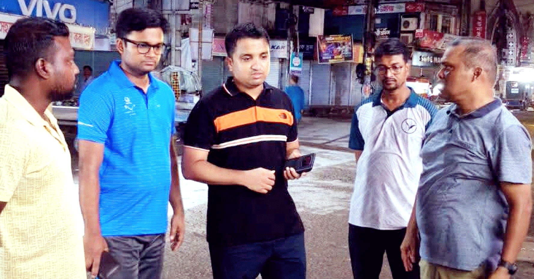 রাত সাড়ে ১১টায় পৌর এলাকার পরিচ্ছন্নতা পরিদর্শনে ইউএনও