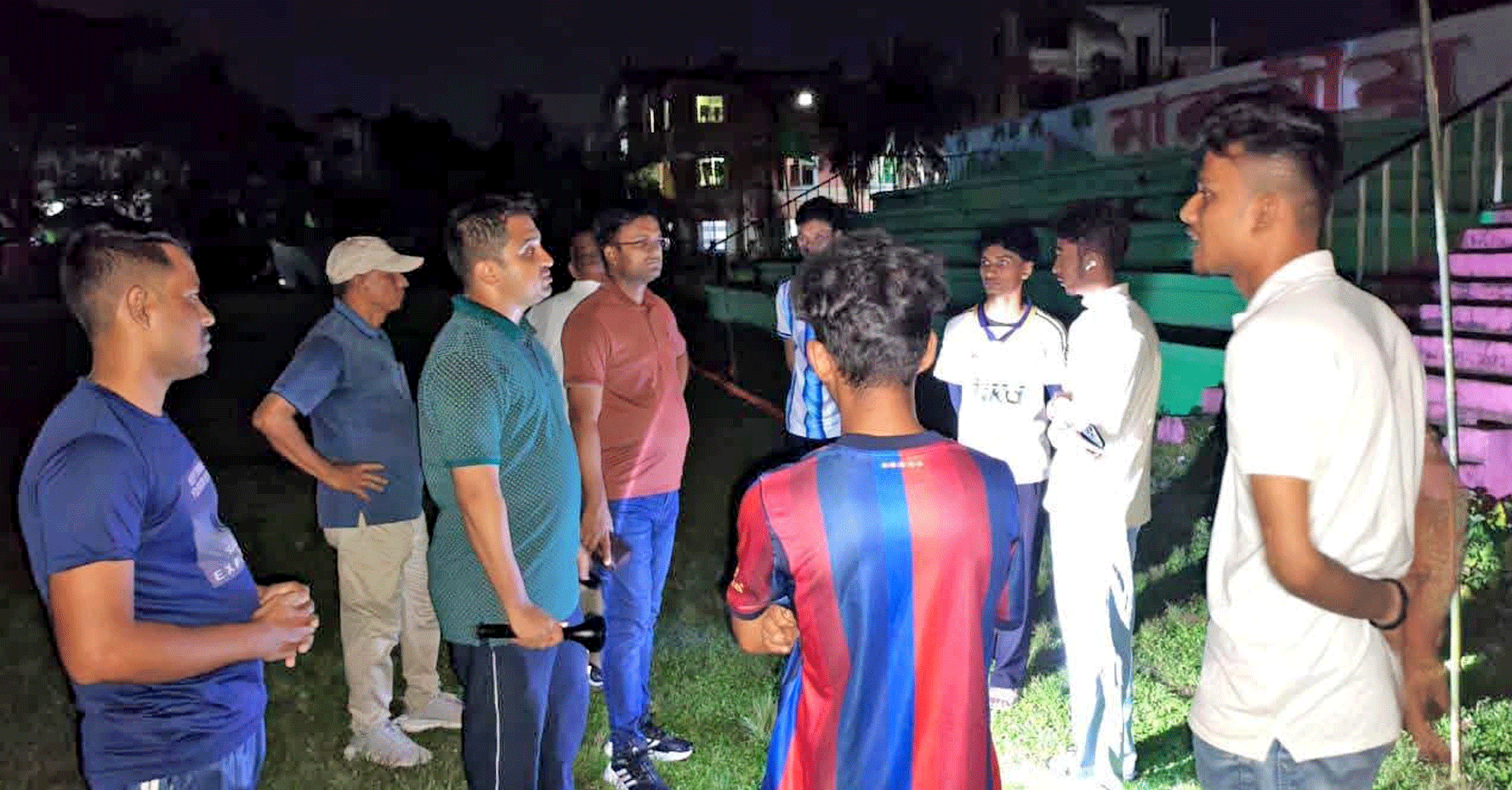 রাতে ভিক্টোরিয়া স্কুল মাঠে কিশোর-তরুণদের আড্ডা: ইউএনওর সতর্কবার্তা