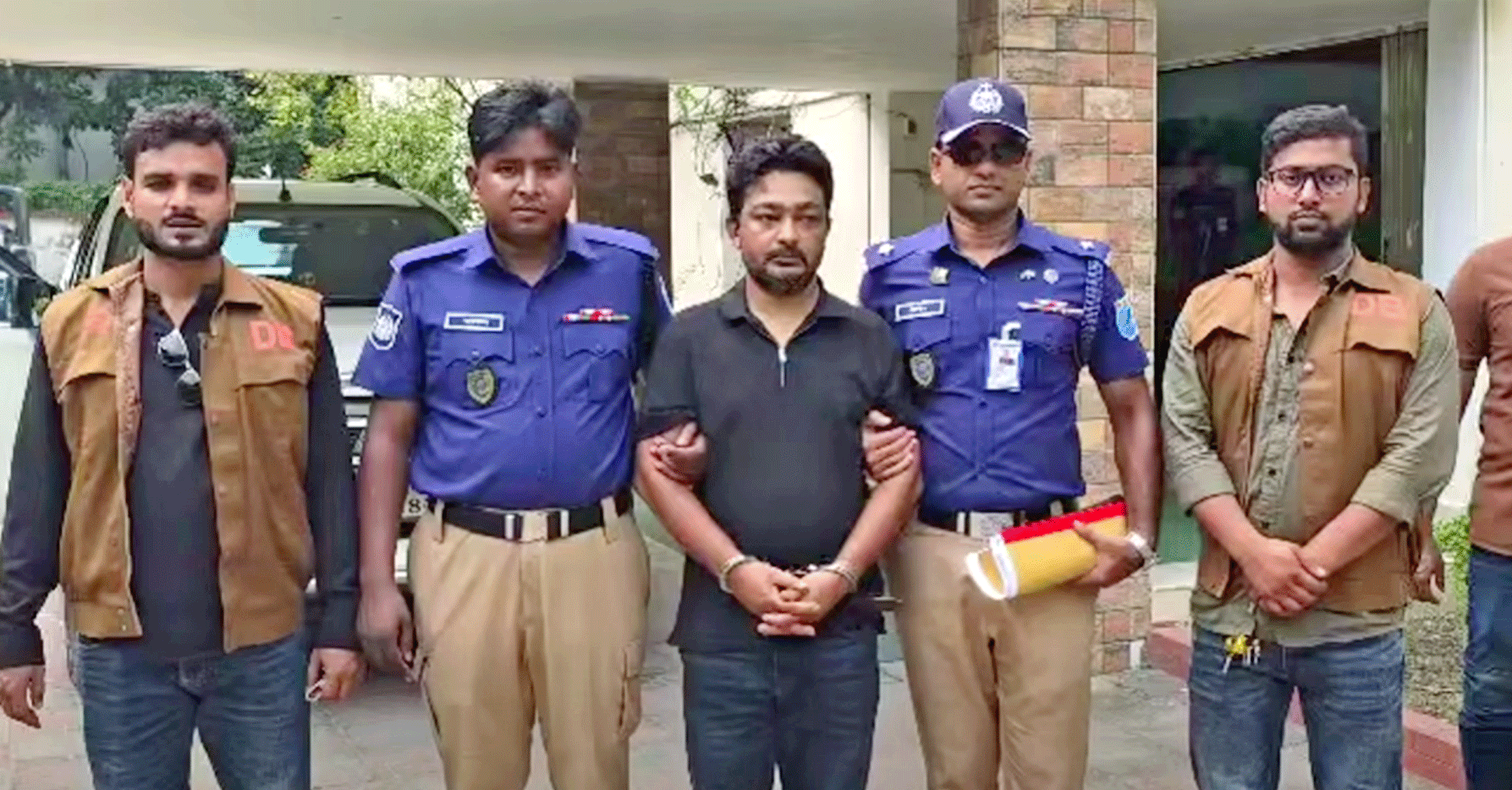 শ্রীনগরে অগ্রণী ব্যাংকের গ্রাহকদের কোটি টাকা আত্মসাতের অভিযোগে কর্মকর্তা আটক