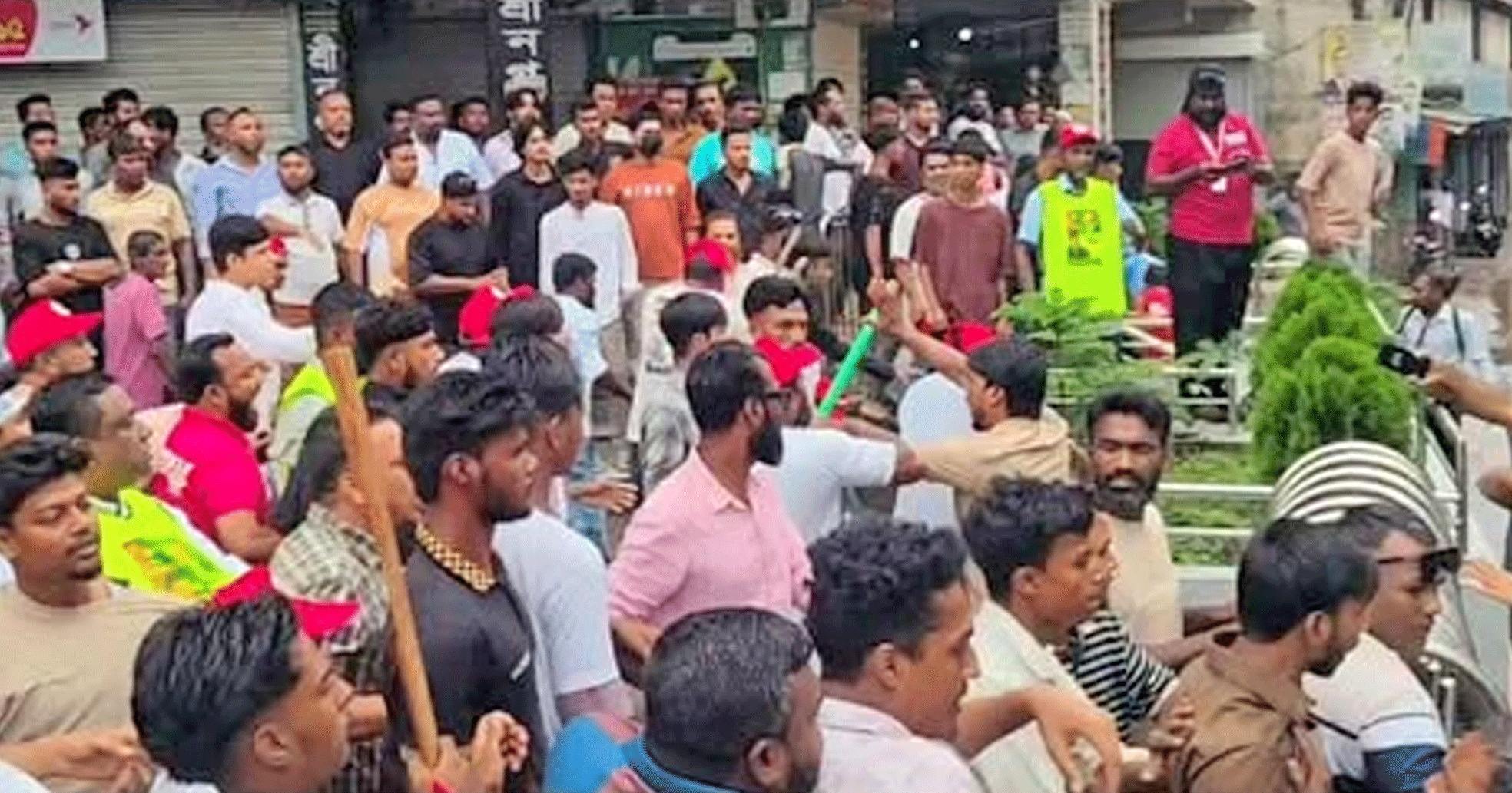 শ্রীনগরে বিএনপির প্রতিষ্ঠাবার্ষিকী ঘিরে দুপক্ষের সংঘর্ষ, ওসিসহ আহত ১০