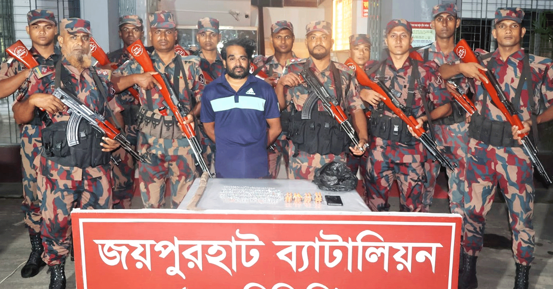 হিলিতে যৌথ অভিযানে মাদক ও অস্ত্র উদ্ধার, আটক ১