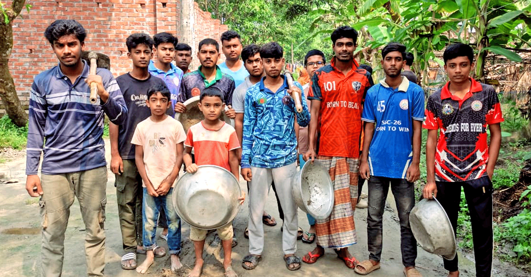 অবহেলিত রাস্তা মেরামতে এগিয়ে এলেন সতিতলার তরুণরা, প্রশংসায় ভাসছে যুবসমাজ