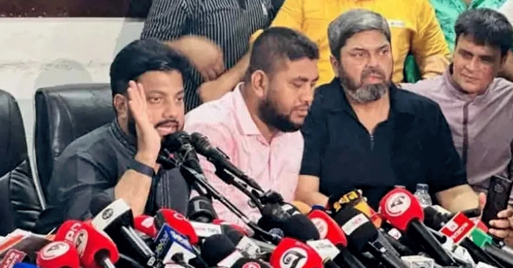 অস্ত্র প্রদর্শনের বিতর্কের মুখে পদত্যাগ করলেন মুক্তিযুদ্ধবিষয়ক প্রতিমন্ত্রী ইশরাক হোসেন