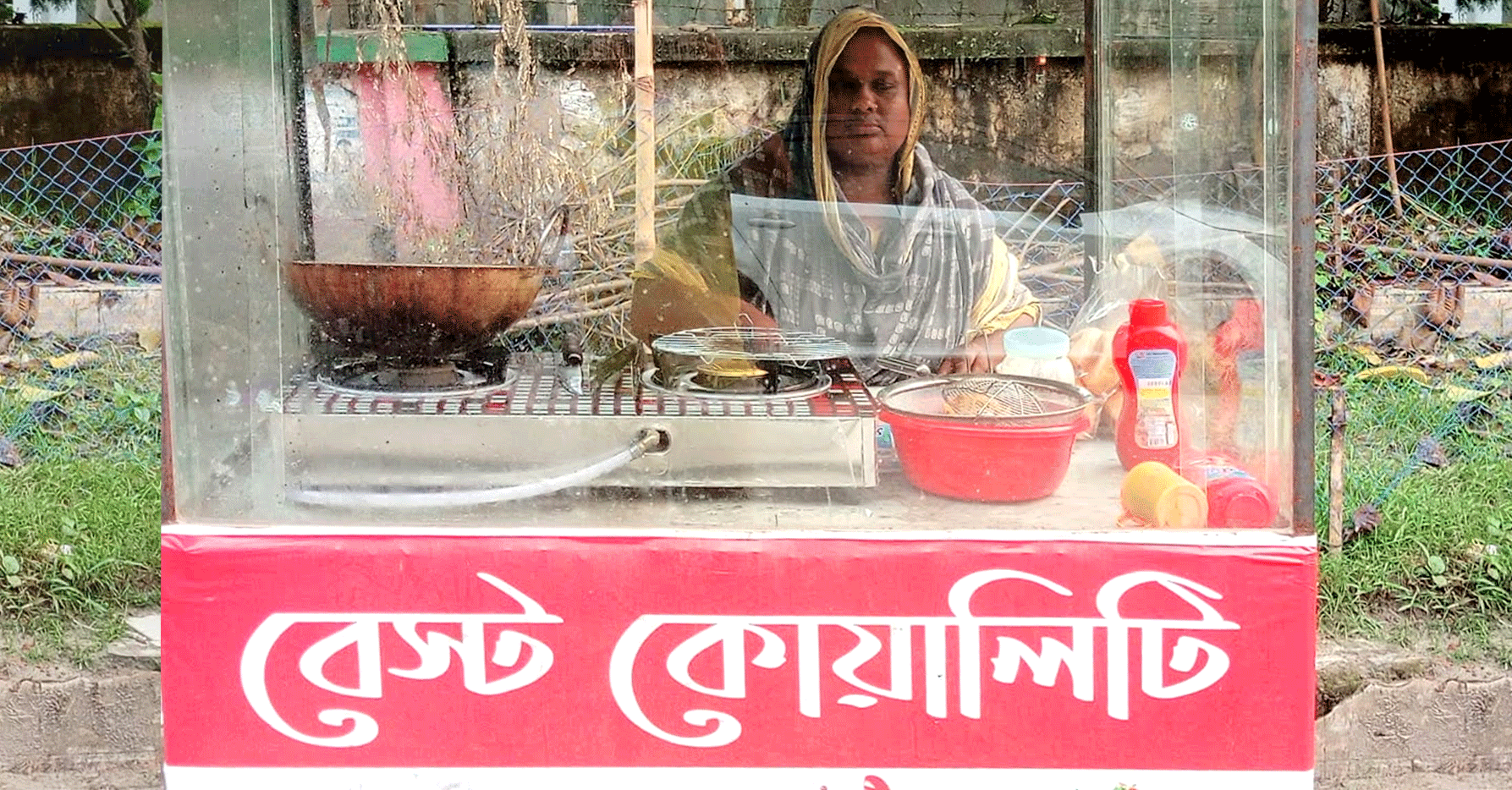 এক হাতে বার্গার, অন্য হাতে ছেলের স্বপ্ন- সংগ্রামী মা জলি